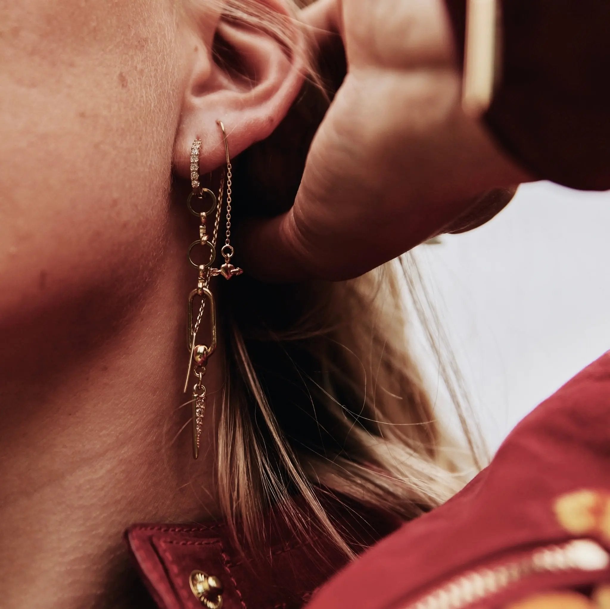 Ella - hängande örhänge med zirkontagg - gulddoublé L8Hasselblad