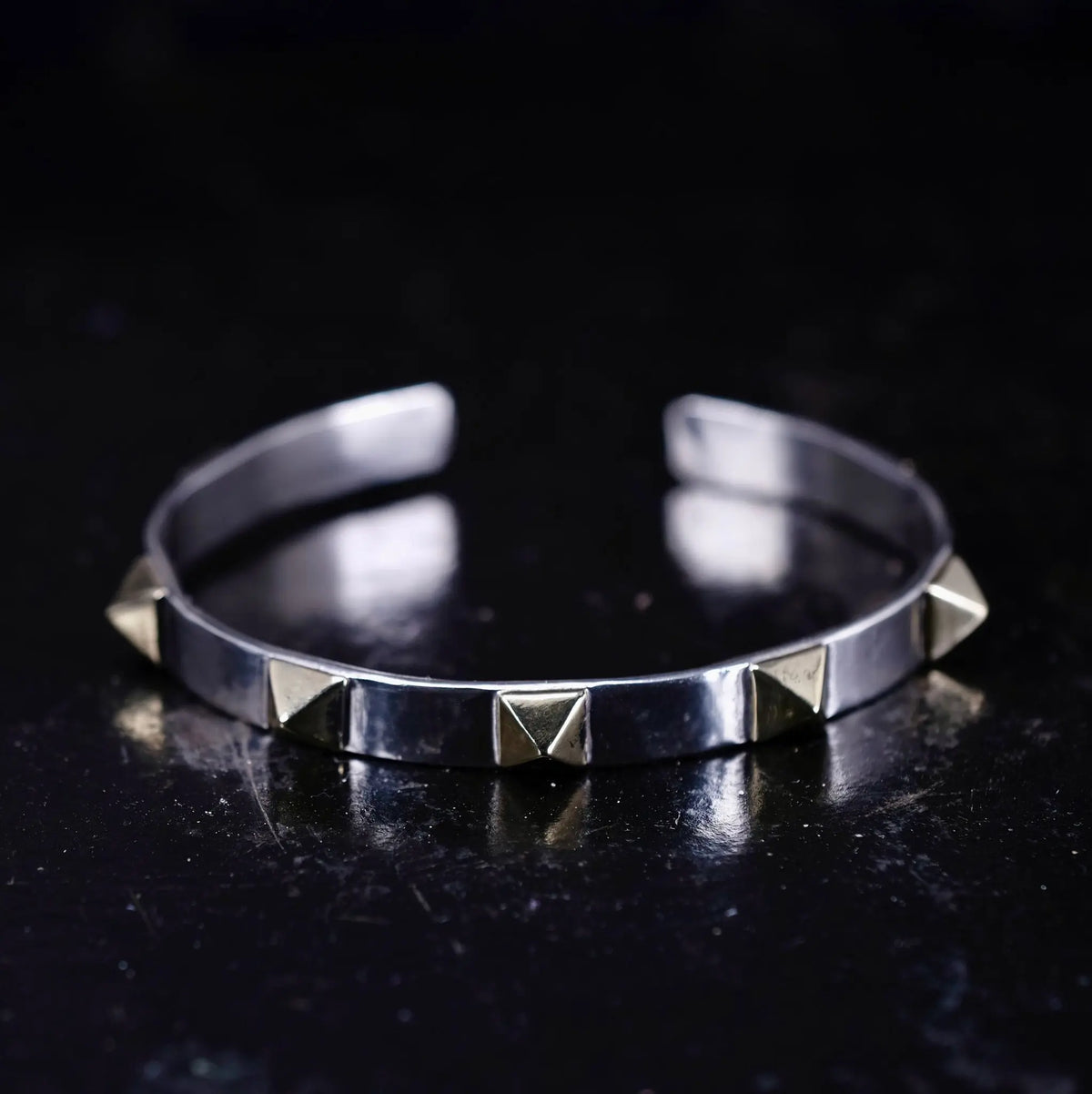 2.0 Klassiskt Nitarmband L8Hasselblad