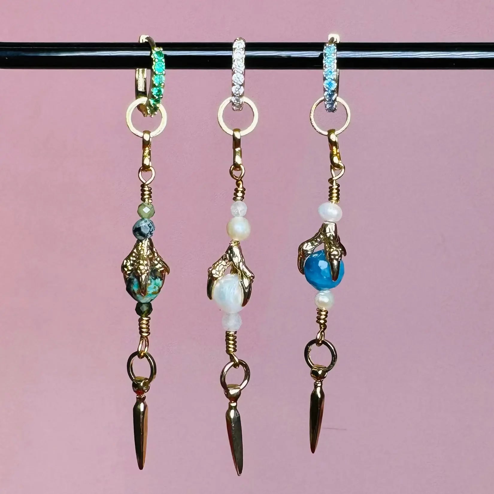 Örhängen - 2.0 guldig klo med pärlor L8Hasselblad