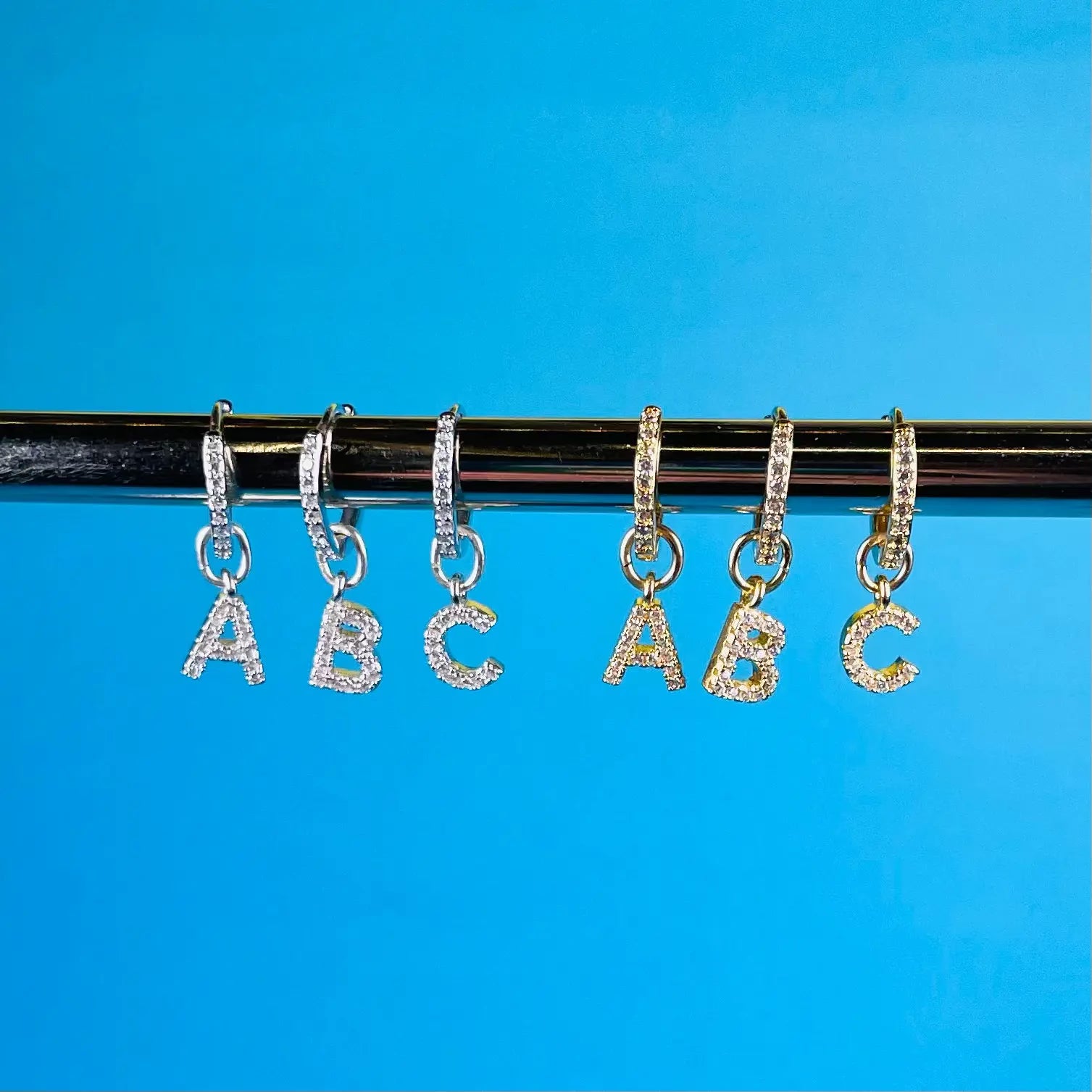 Bokstav med Zirkoner - Örhänge L8Hasselblad