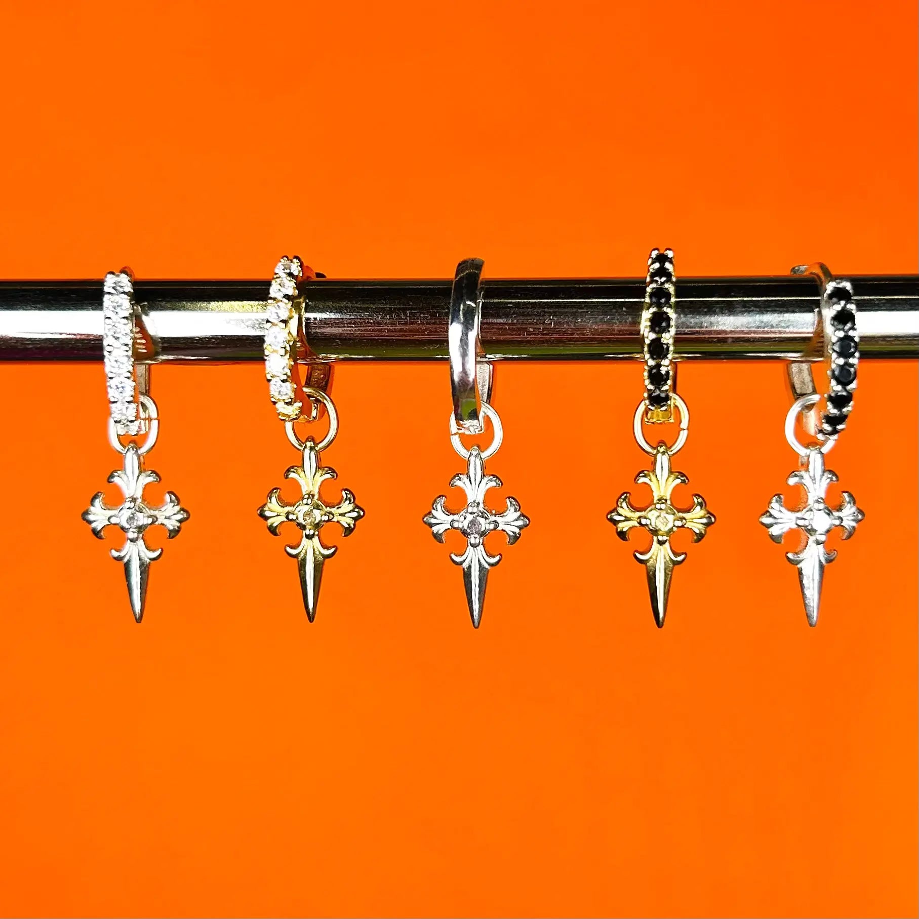 Örhänge - Detaljerat kors L8Hasselblad