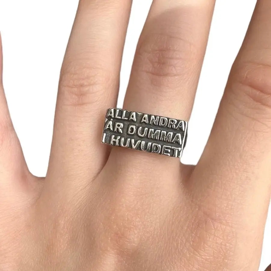 Alla andra är dumma i huvudet ring - L8Hasselblad