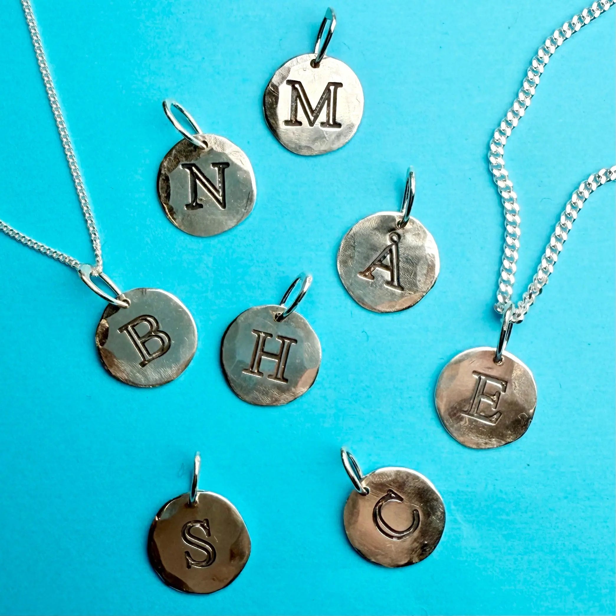 Berlock - Stämplade bokstavsberlocker - L8Hasselblad