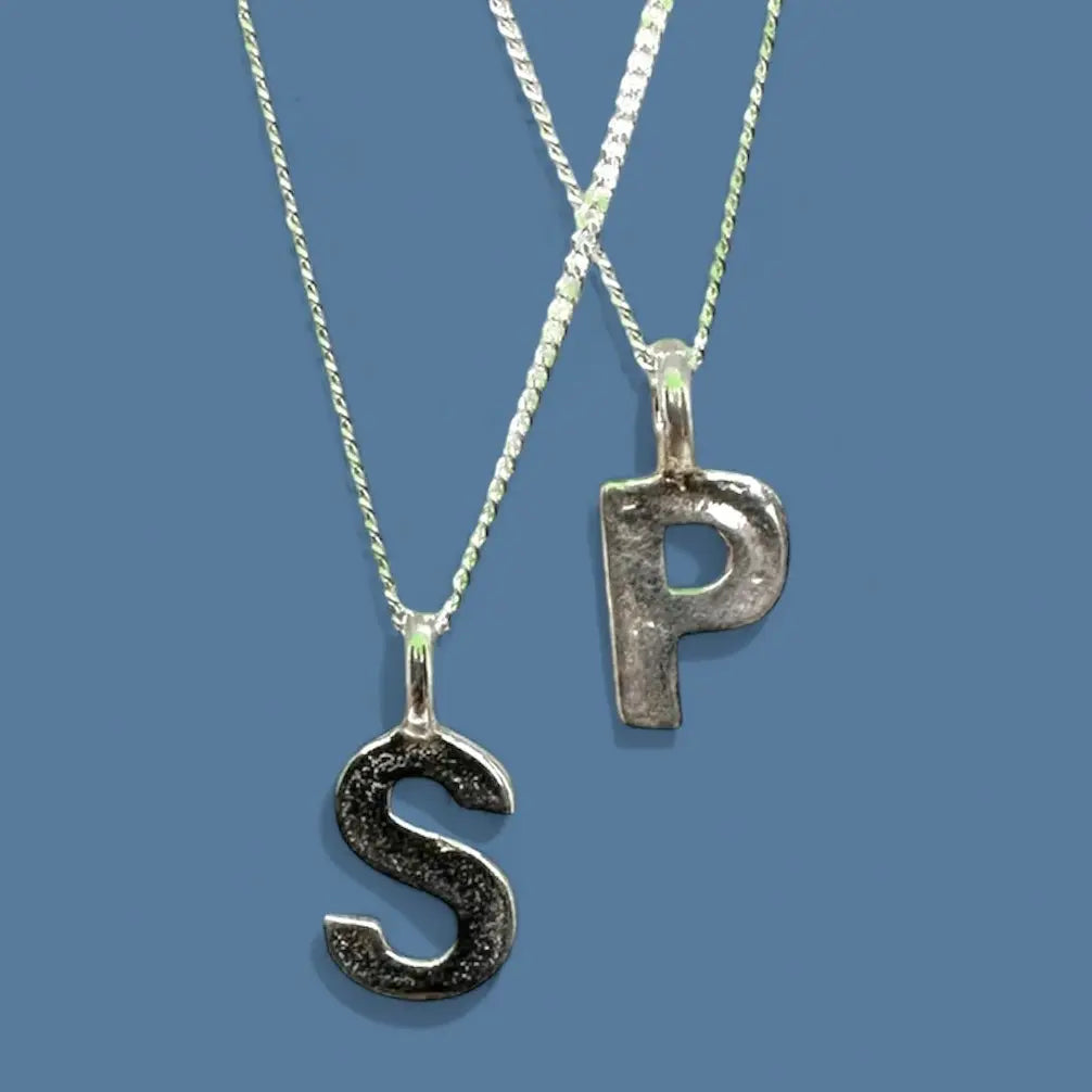 Berlock - Stora Bokstäver i Silver - L8Hasselblad