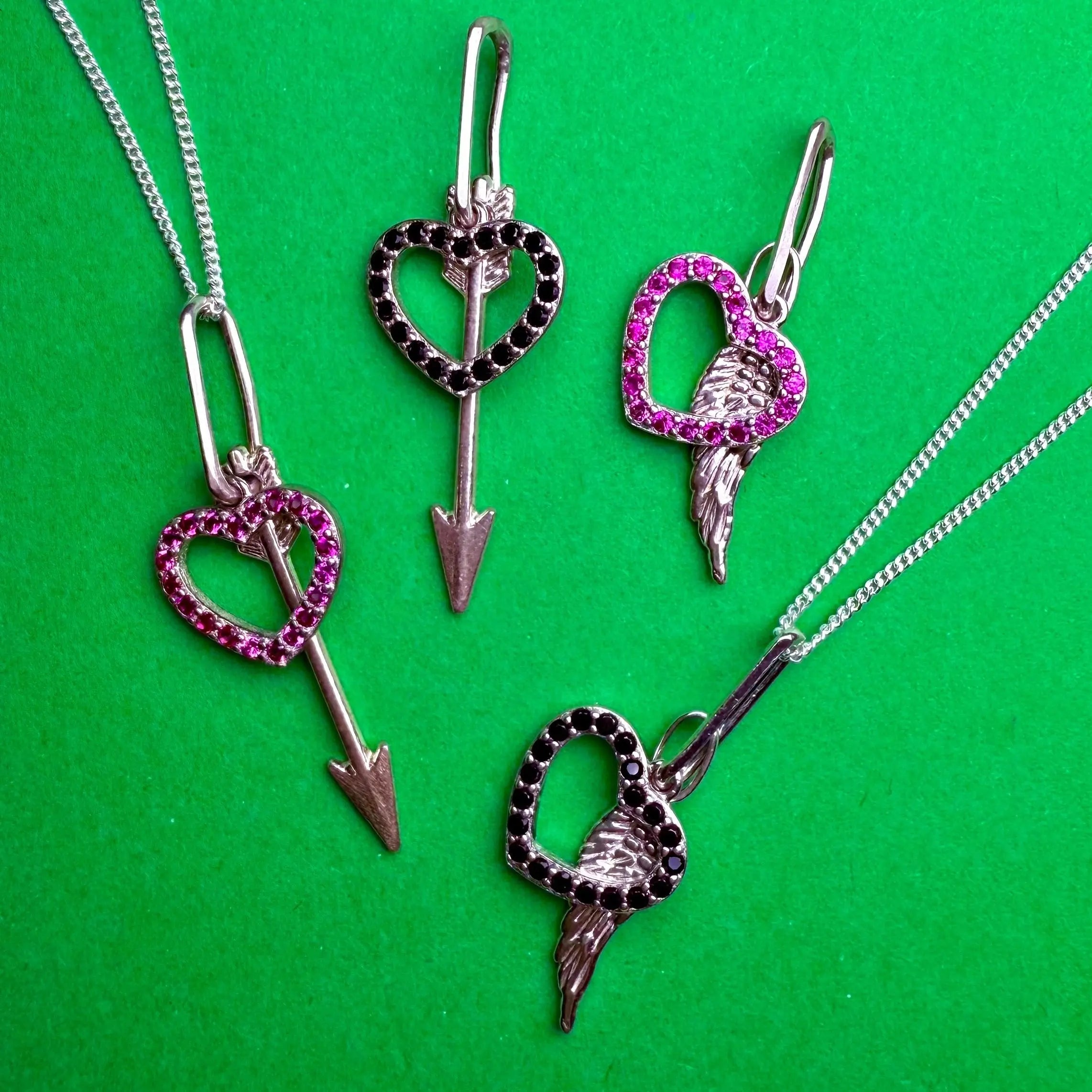 Berlock - Zirkonhjärta med pil och fjäder - L8Hasselblad