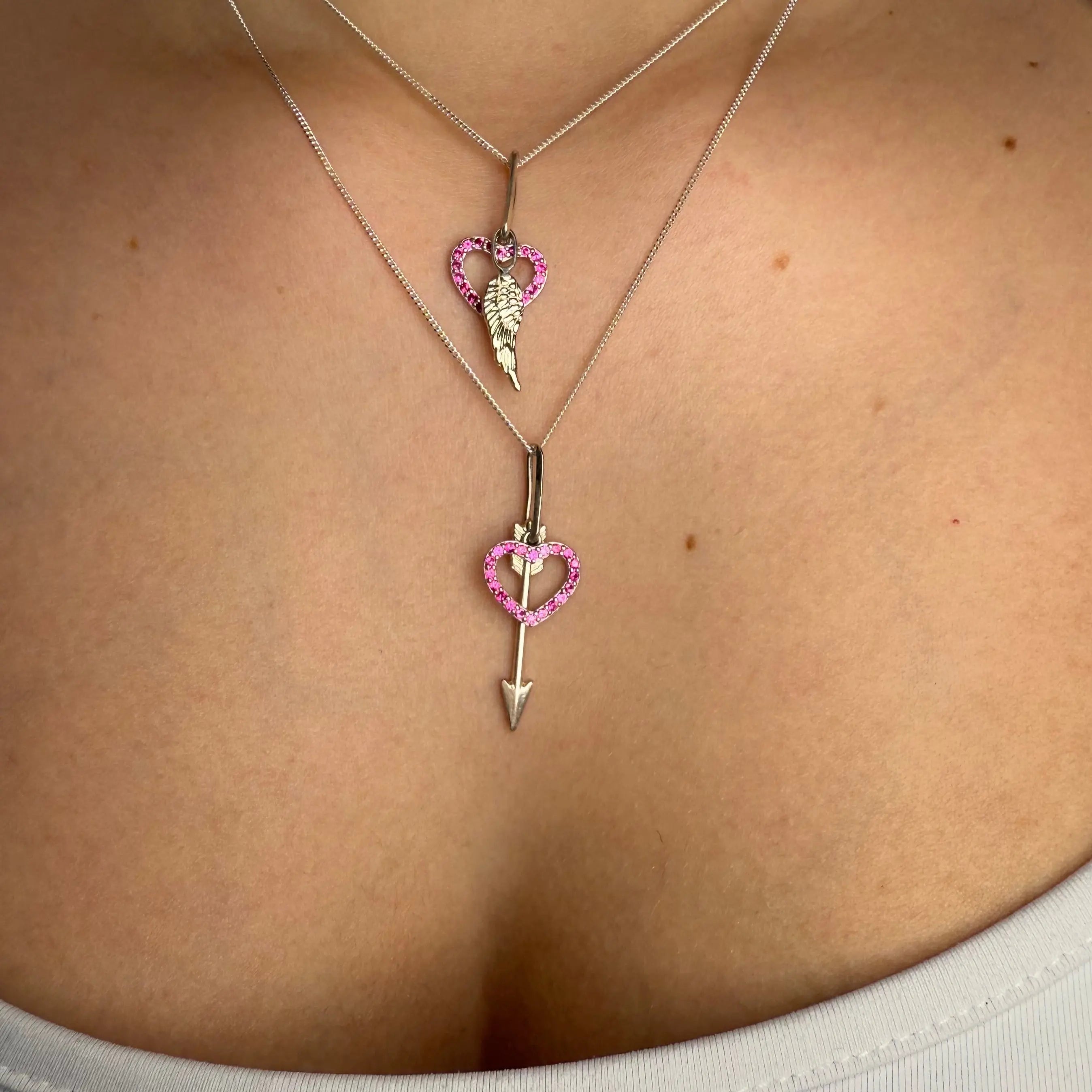Berlock - Zirkonhjärta med pil och fjäder - L8Hasselblad