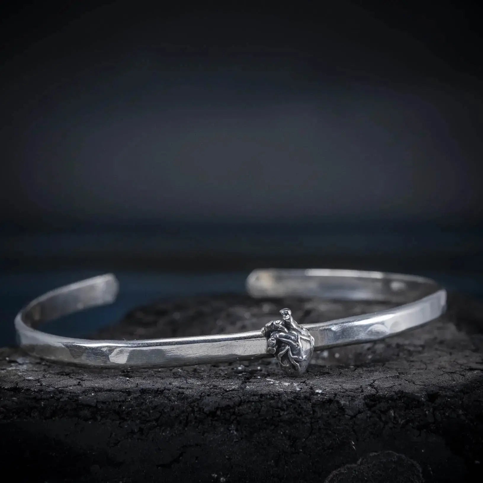 Det sanna hjärtat - Stelt armband L8Hasselblad