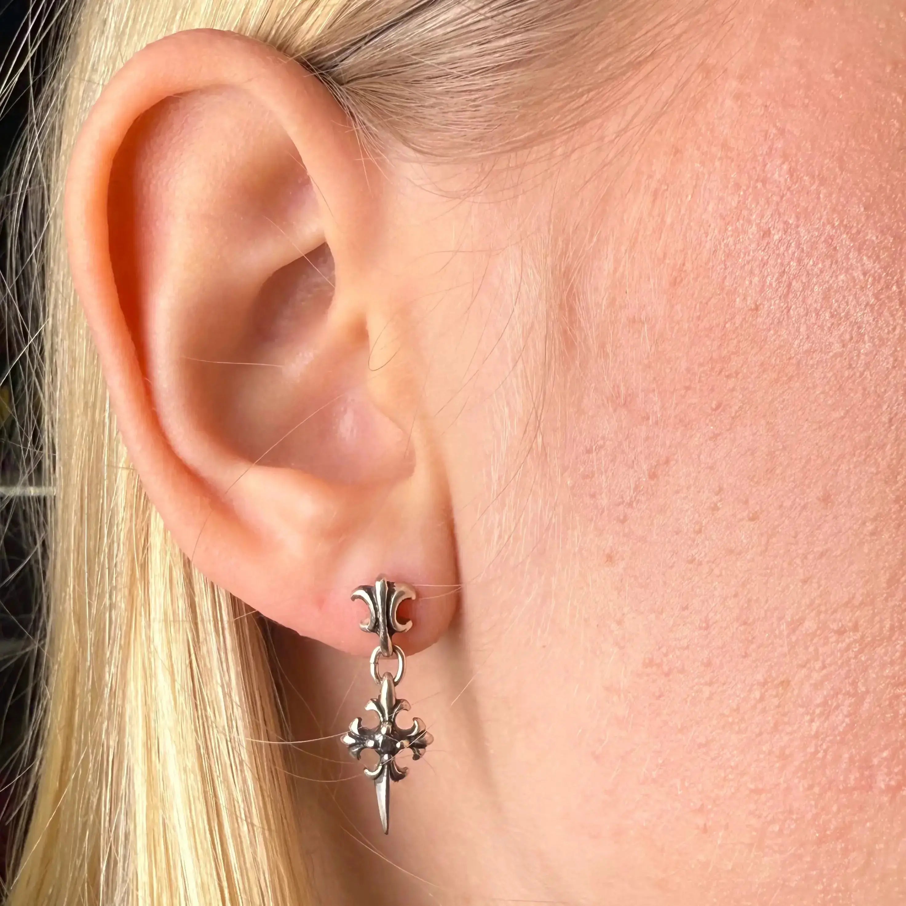 Detaljerat kors - Stiftörhänge L8Hasselblad