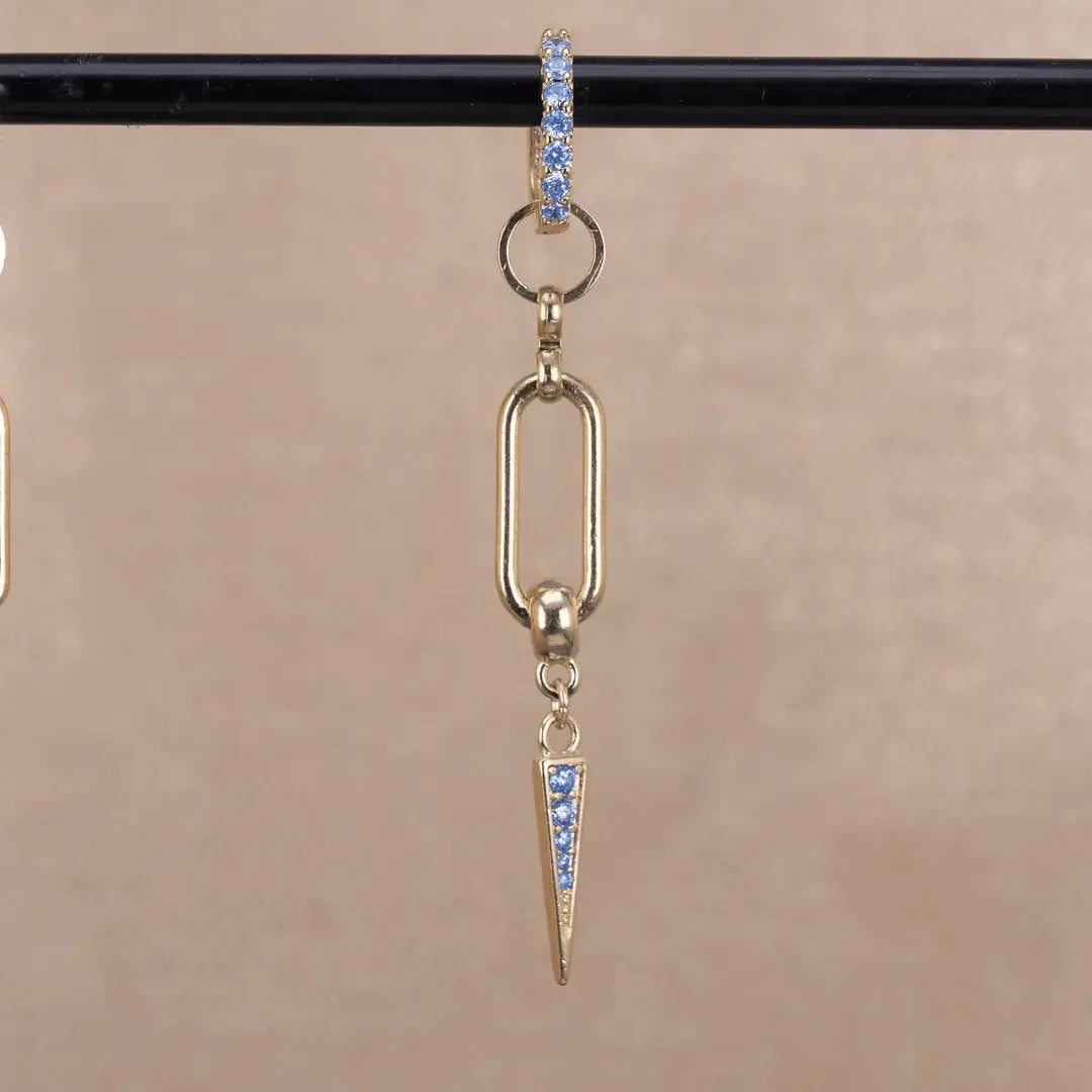 Ella - kort hängande örhänge med zirkontagg - gulddoublé - L8Hasselblad