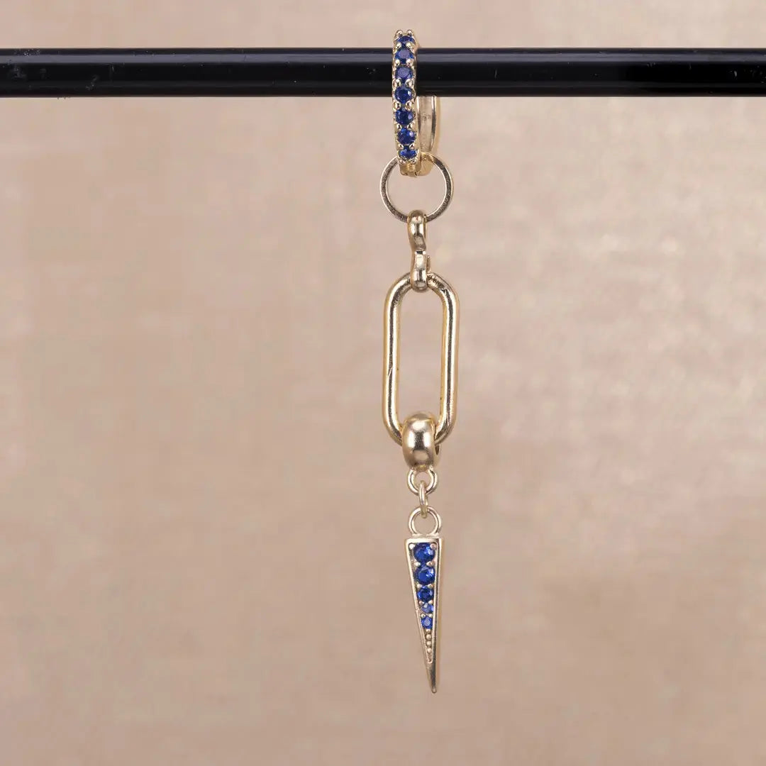 Ella - kort hängande örhänge med zirkontagg - gulddoublé - L8Hasselblad