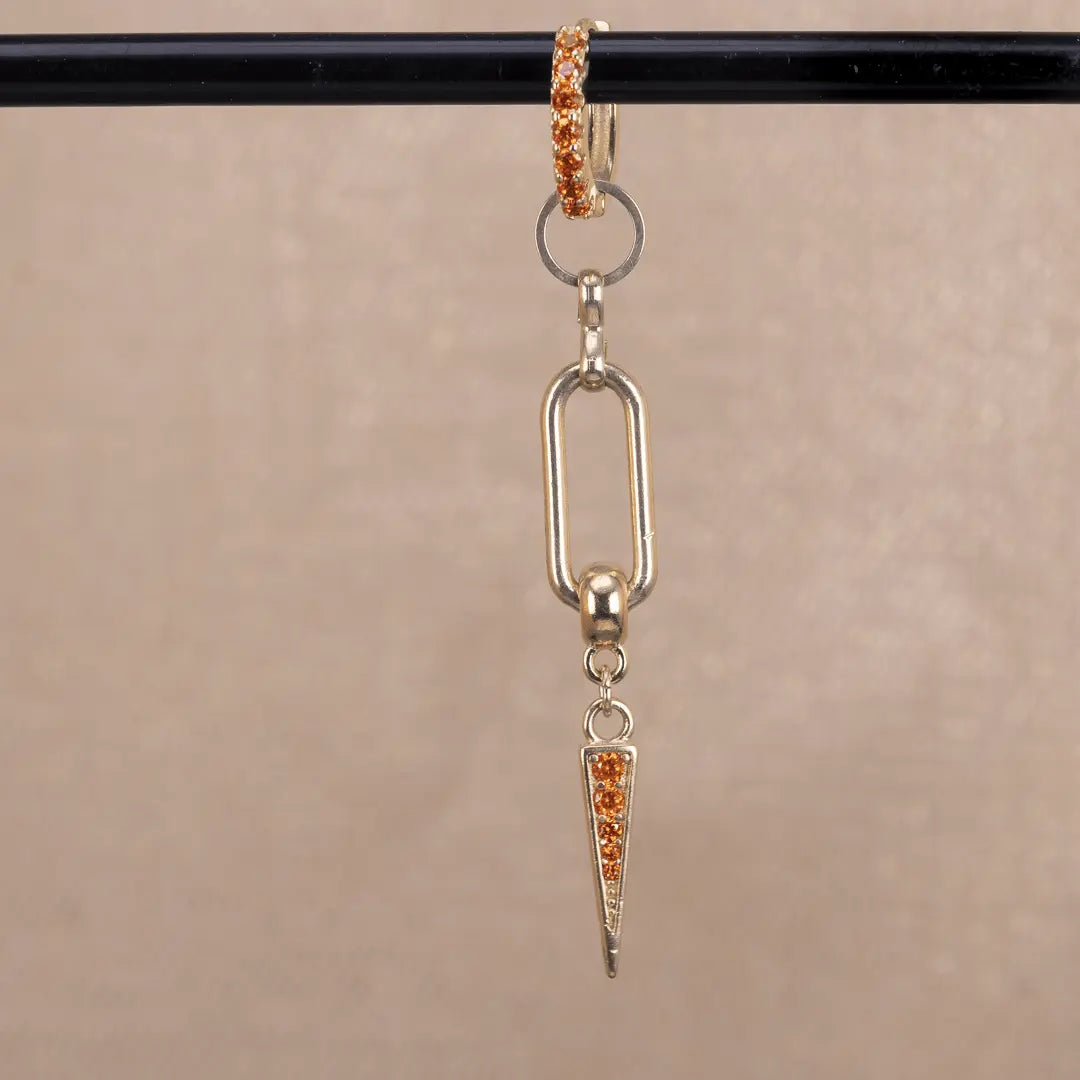 Ella - kort hängande örhänge med zirkontagg - gulddoublé - L8Hasselblad