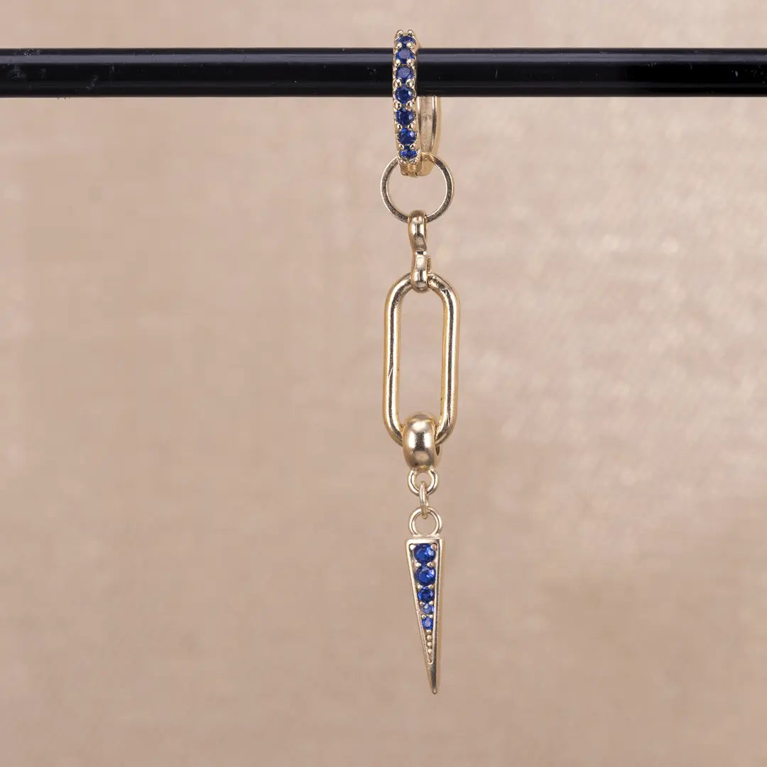 Ella - kort hängande örhänge med zirkontagg - gulddoublé - L8Hasselblad