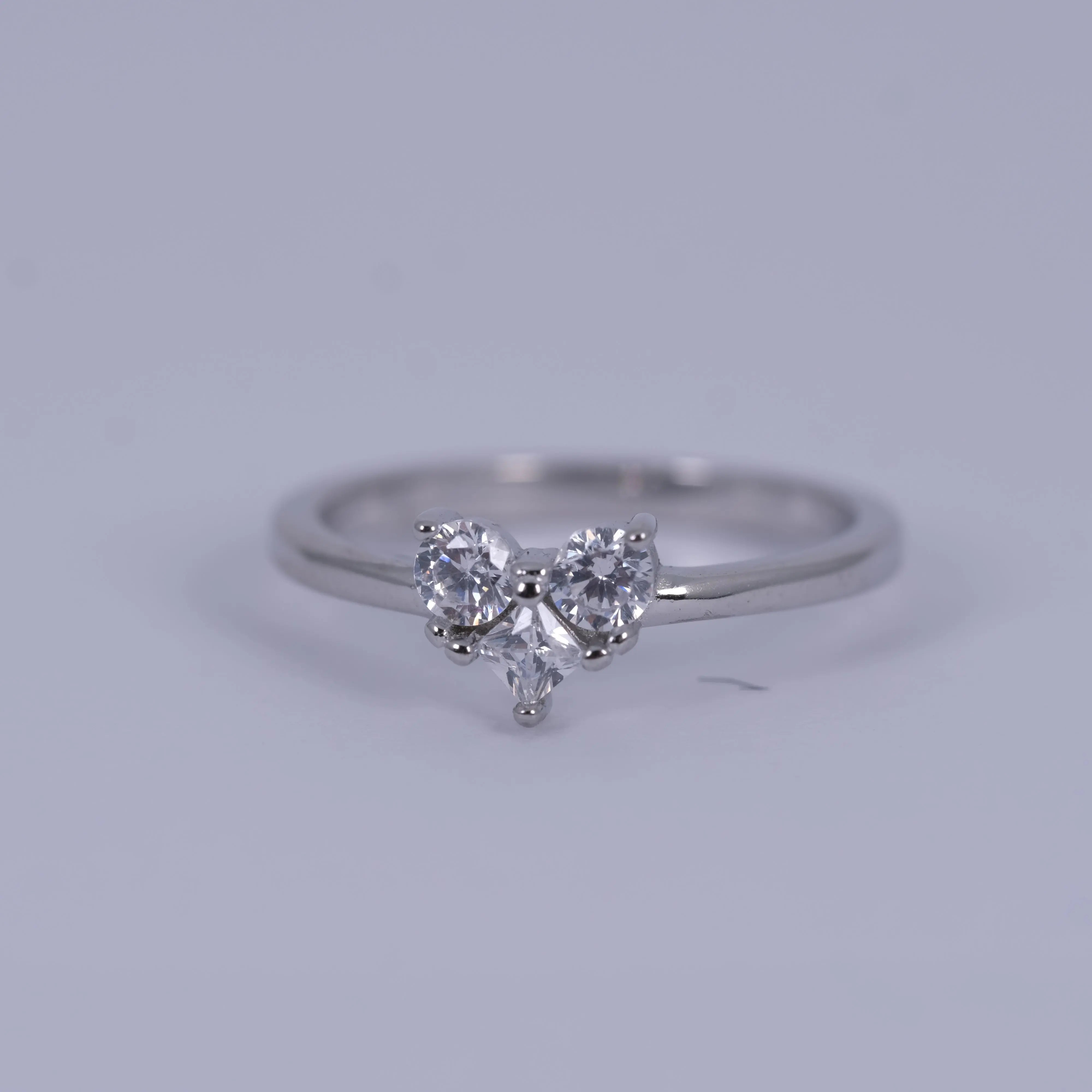 Fiora – silverring med tre zirkoner L8Hasselblad