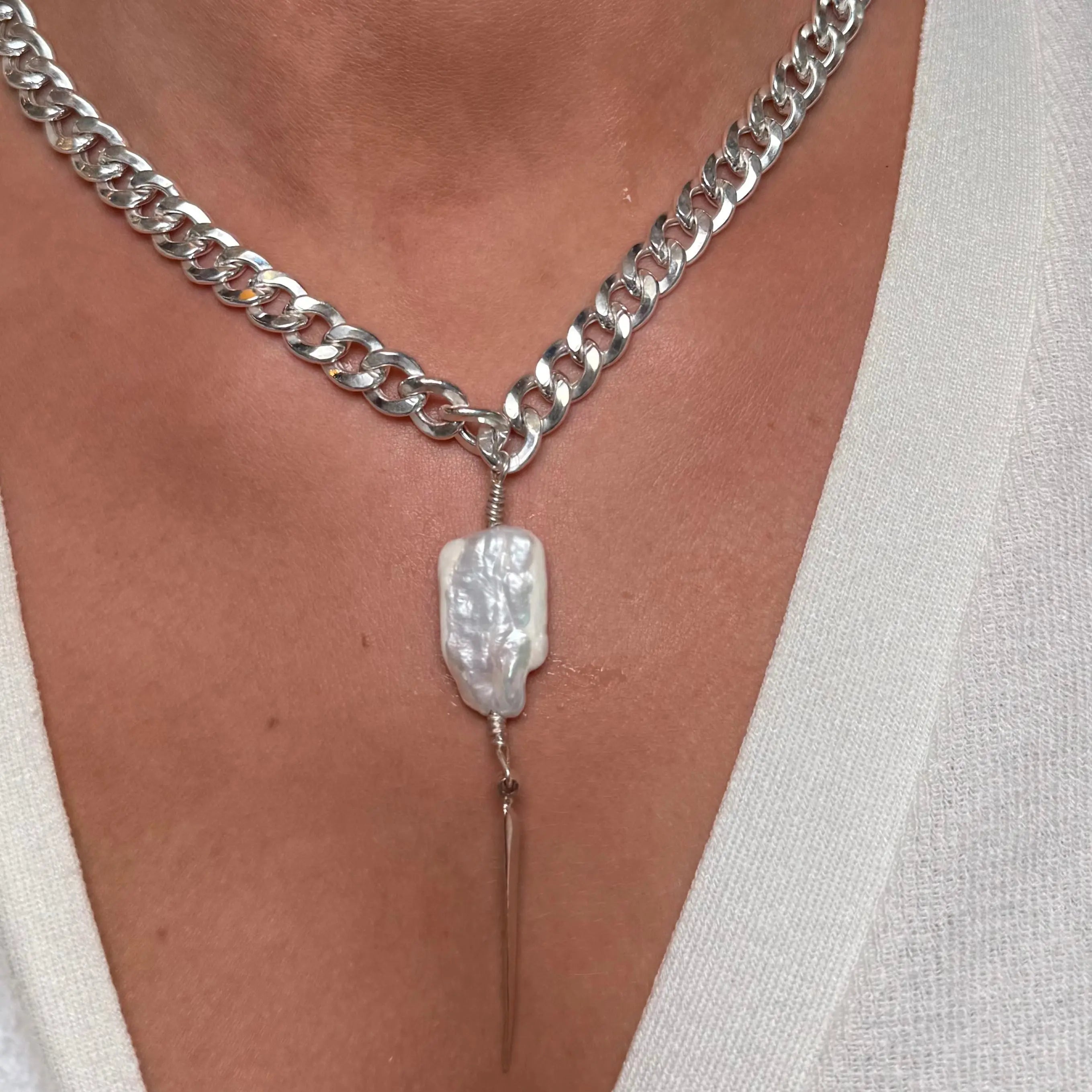 Halsband - Chunky Platt Pärla & Lång Nit - L8Hasselblad