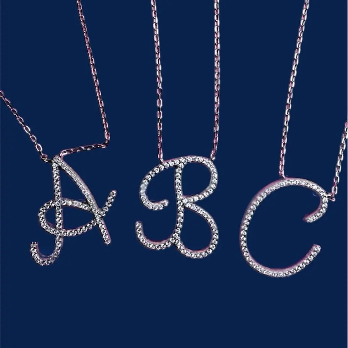 Halsband - Stora bling bling bokstäver - L8Hasselblad