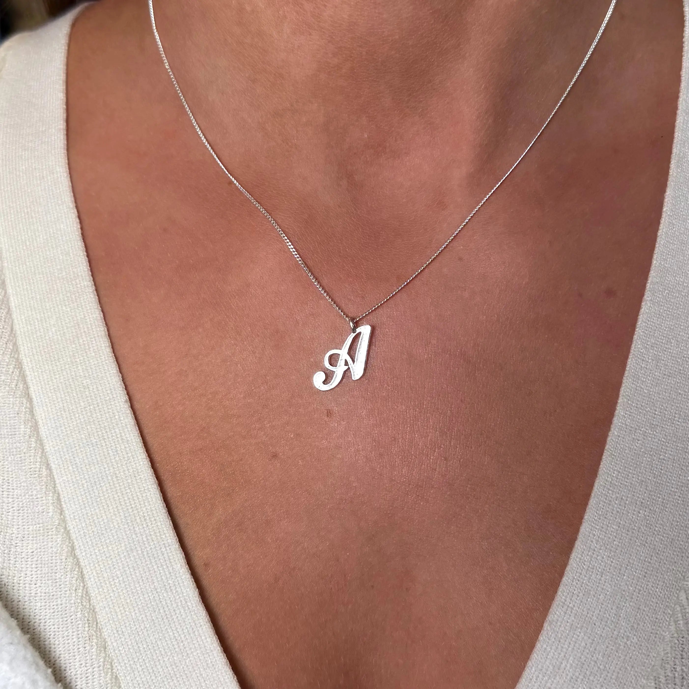 Halsband - Stora kursiva bokstäver - L8Hasselblad