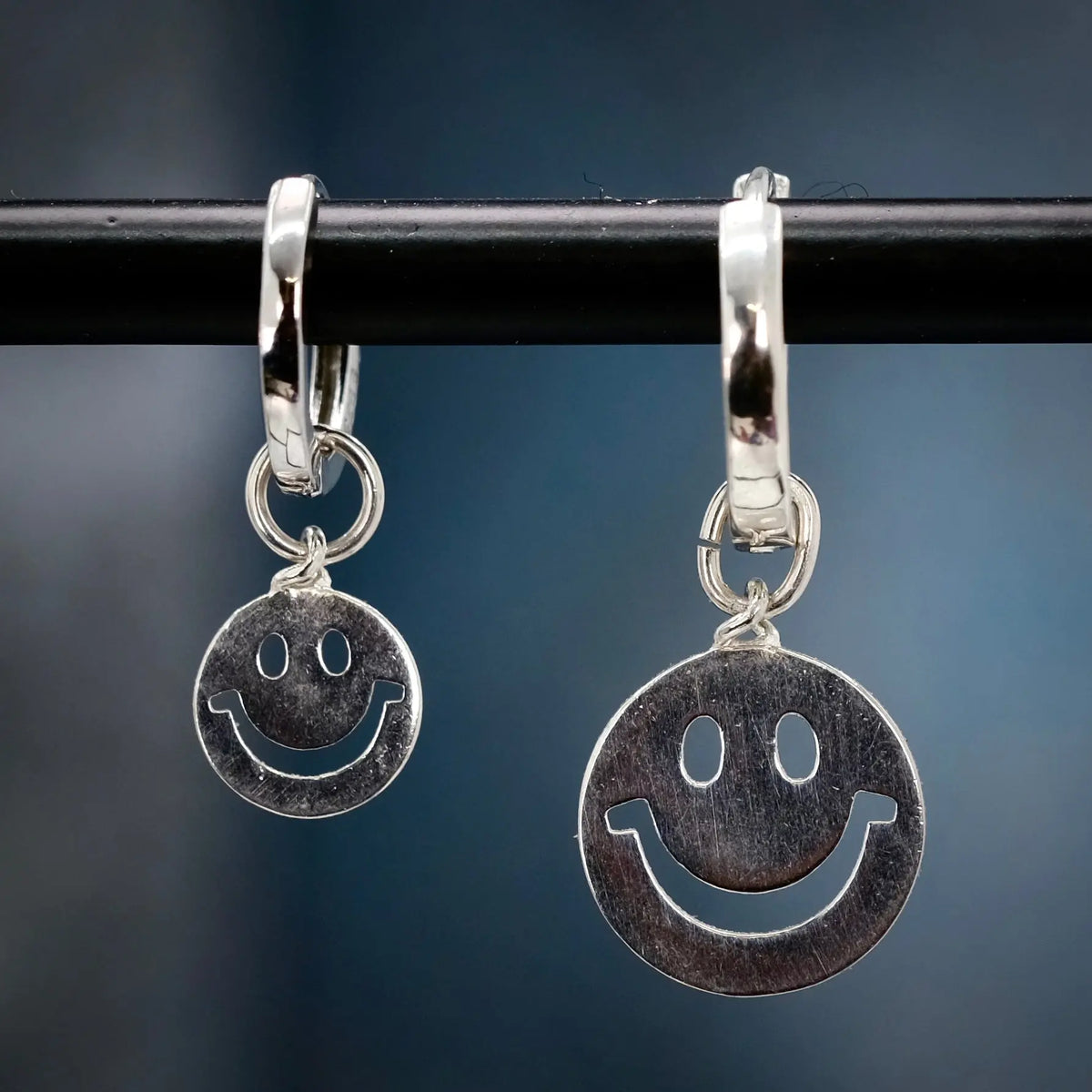 Hängande Smiley - Örhänge L8Hasselblad