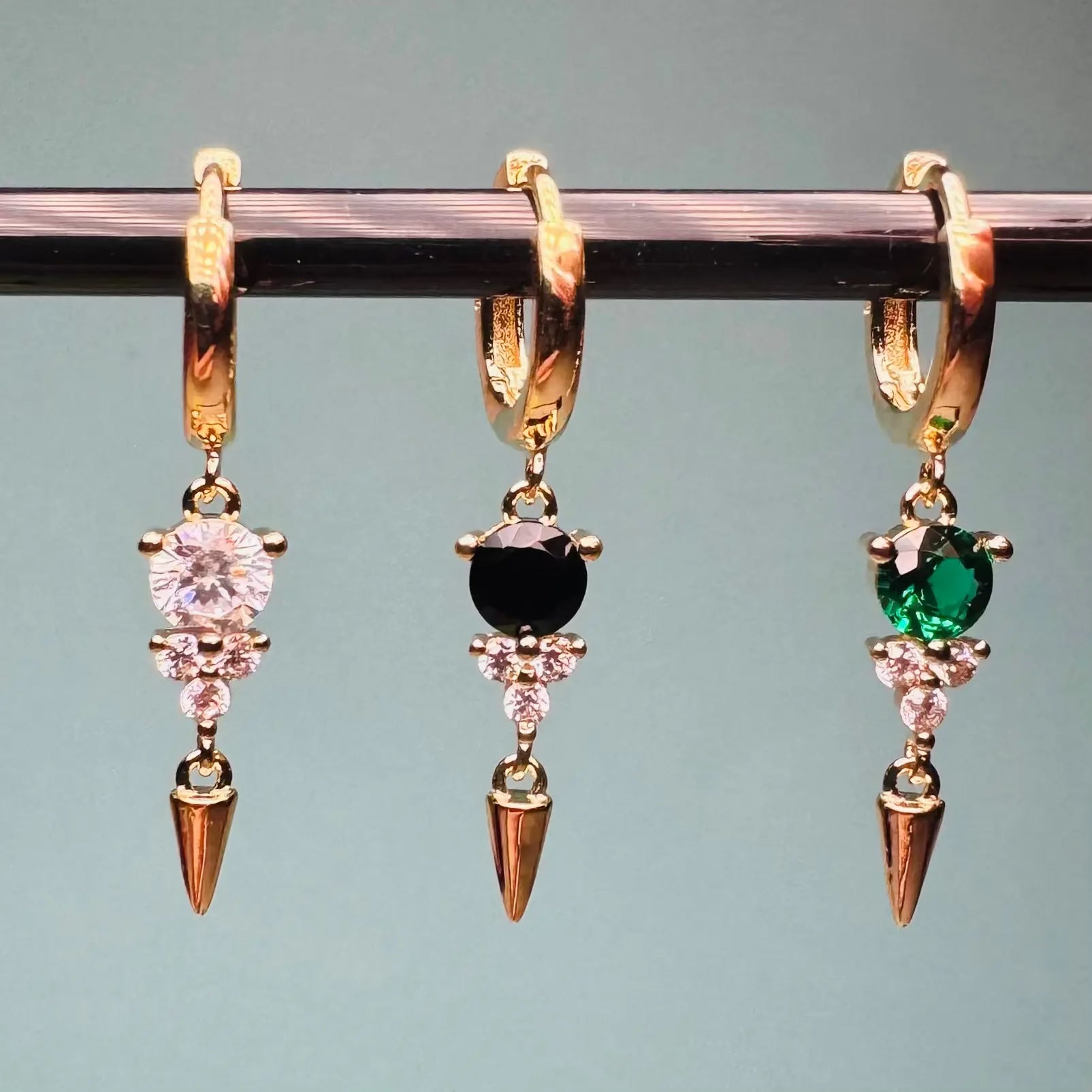 Örhänge - Guldig Glamour niten L8Hasselblad