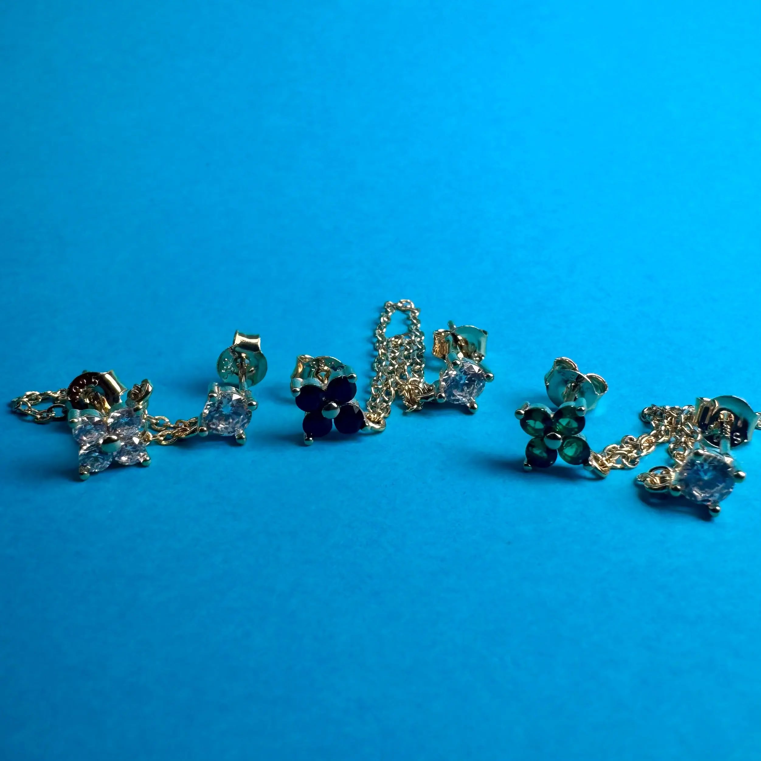 Örhänge -Guldiga Glamour Diamond Flower L8Hasselblad