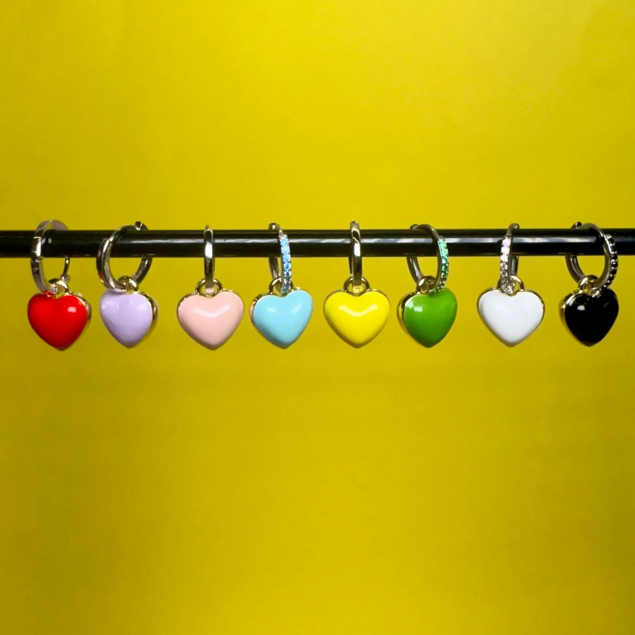 Örhänge - Korta rainbow heart L8Hasselblad