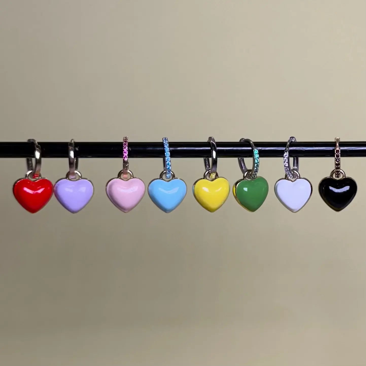 Örhänge - Korta rainbow heart L8Hasselblad