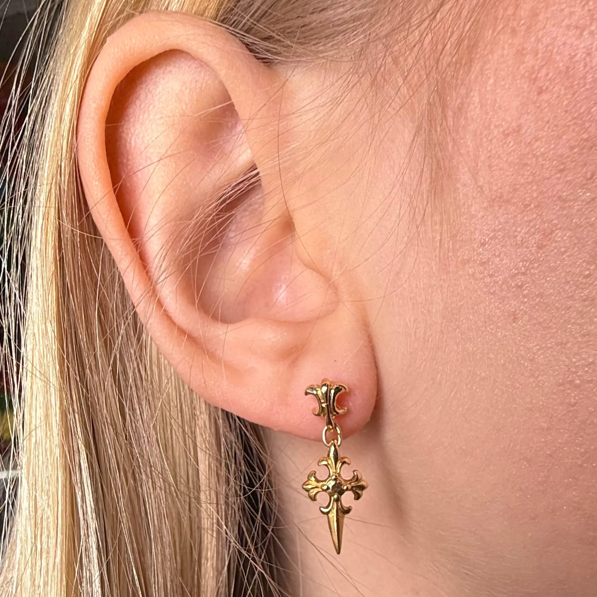 Stiftörhänge- Detaljerat kors L8Hasselblad