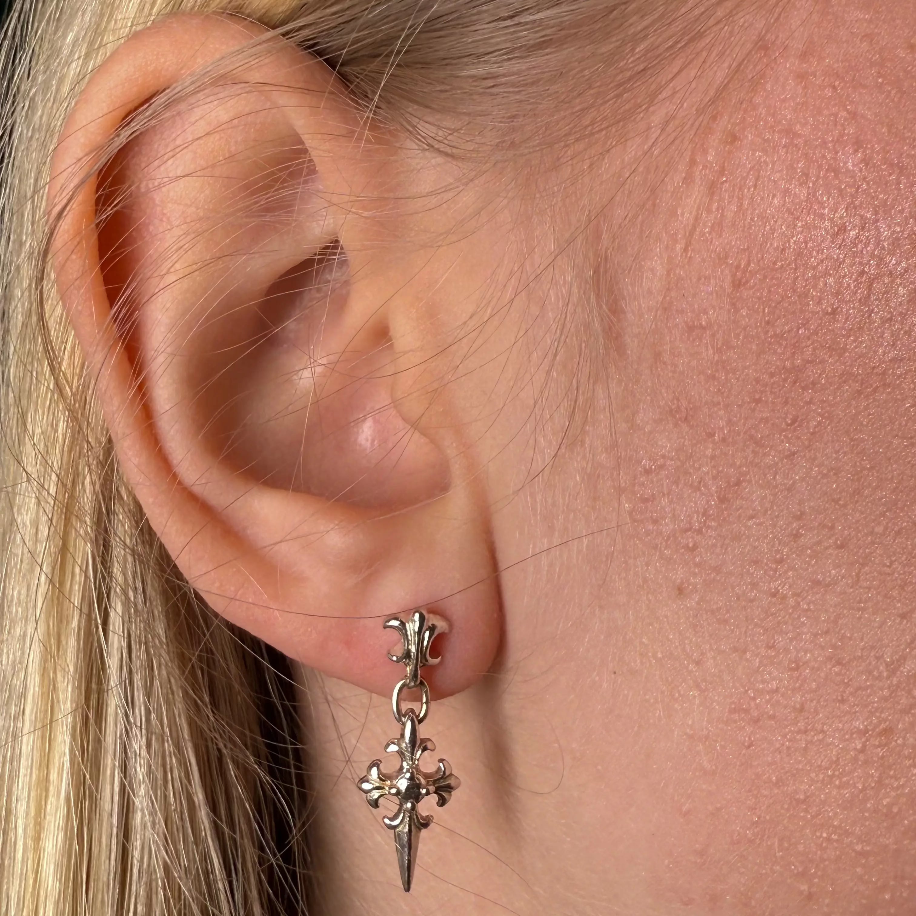 Stiftörhänge- Detaljerat kors L8Hasselblad