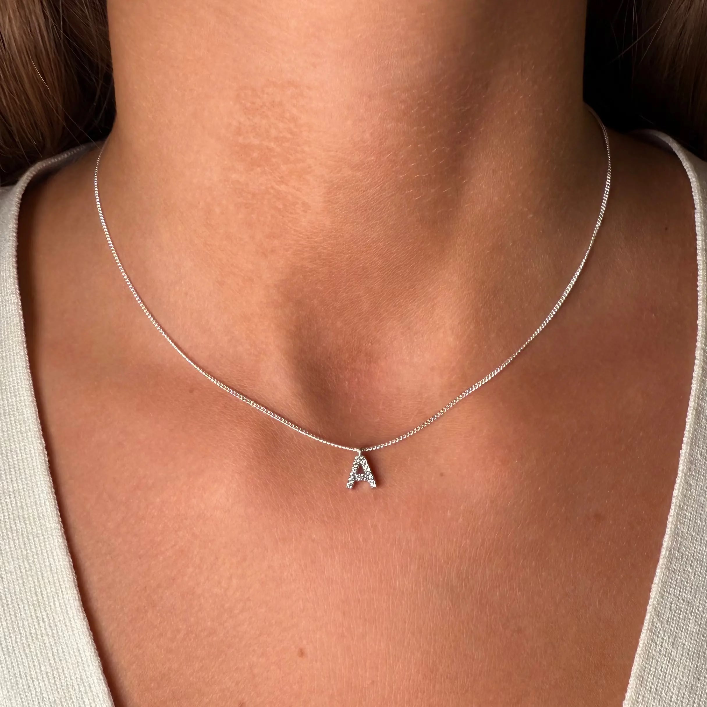 Halsband - Bokstäver med zirkoner L8Hasselblad