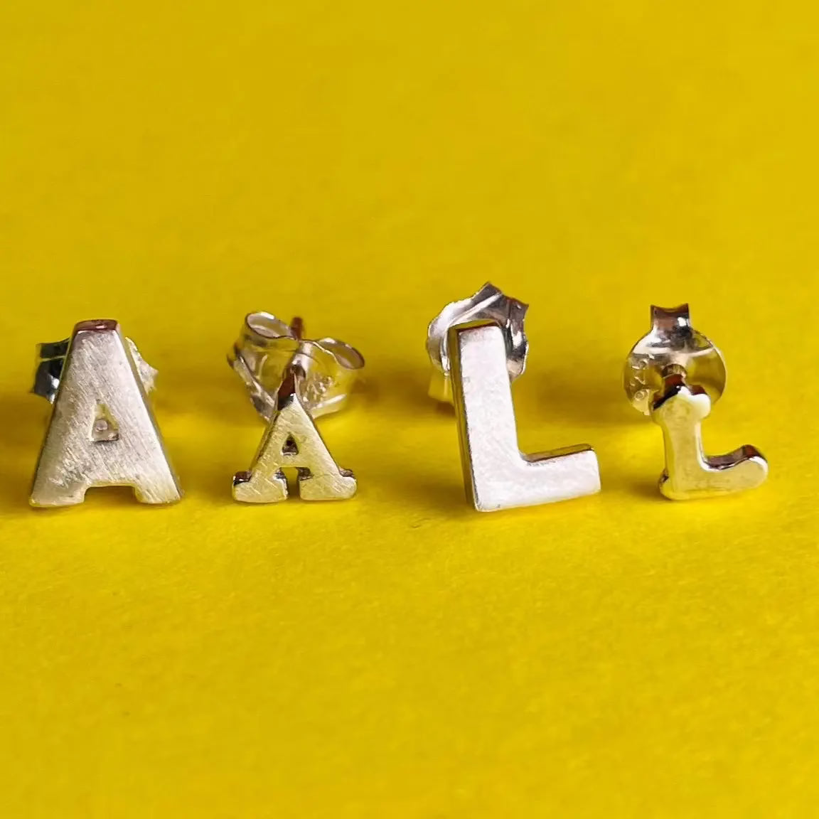 Stiftörhänge - Bokstäver L8Hasselblad