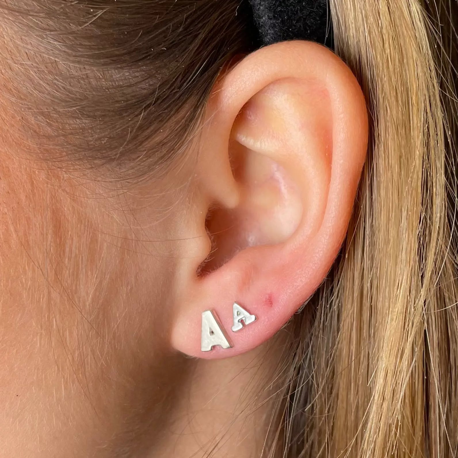 Stiftörhänge - Bokstäver L8Hasselblad