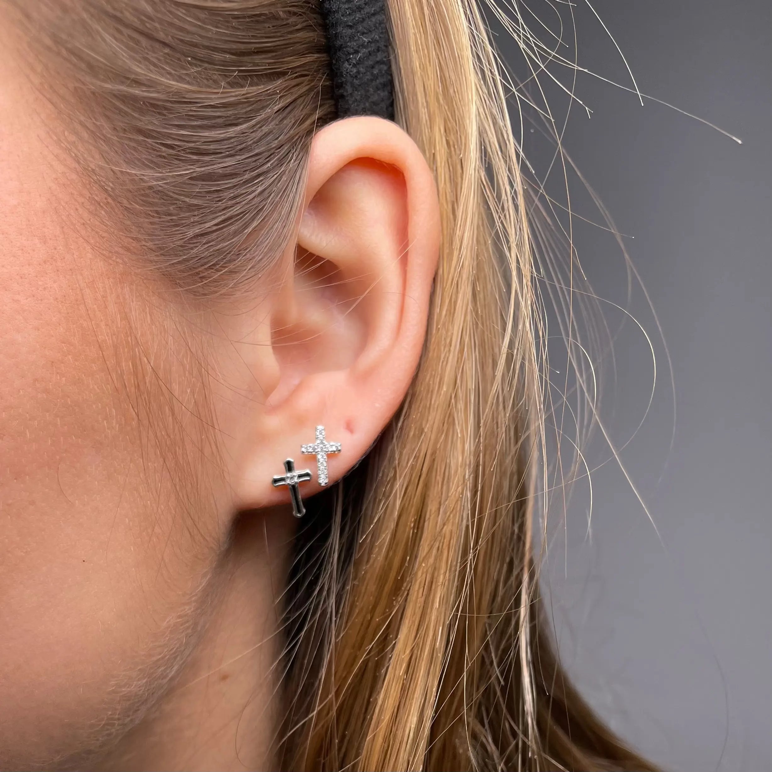 Stiftörhänge - Kors med Zirkoner L8Hasselblad
