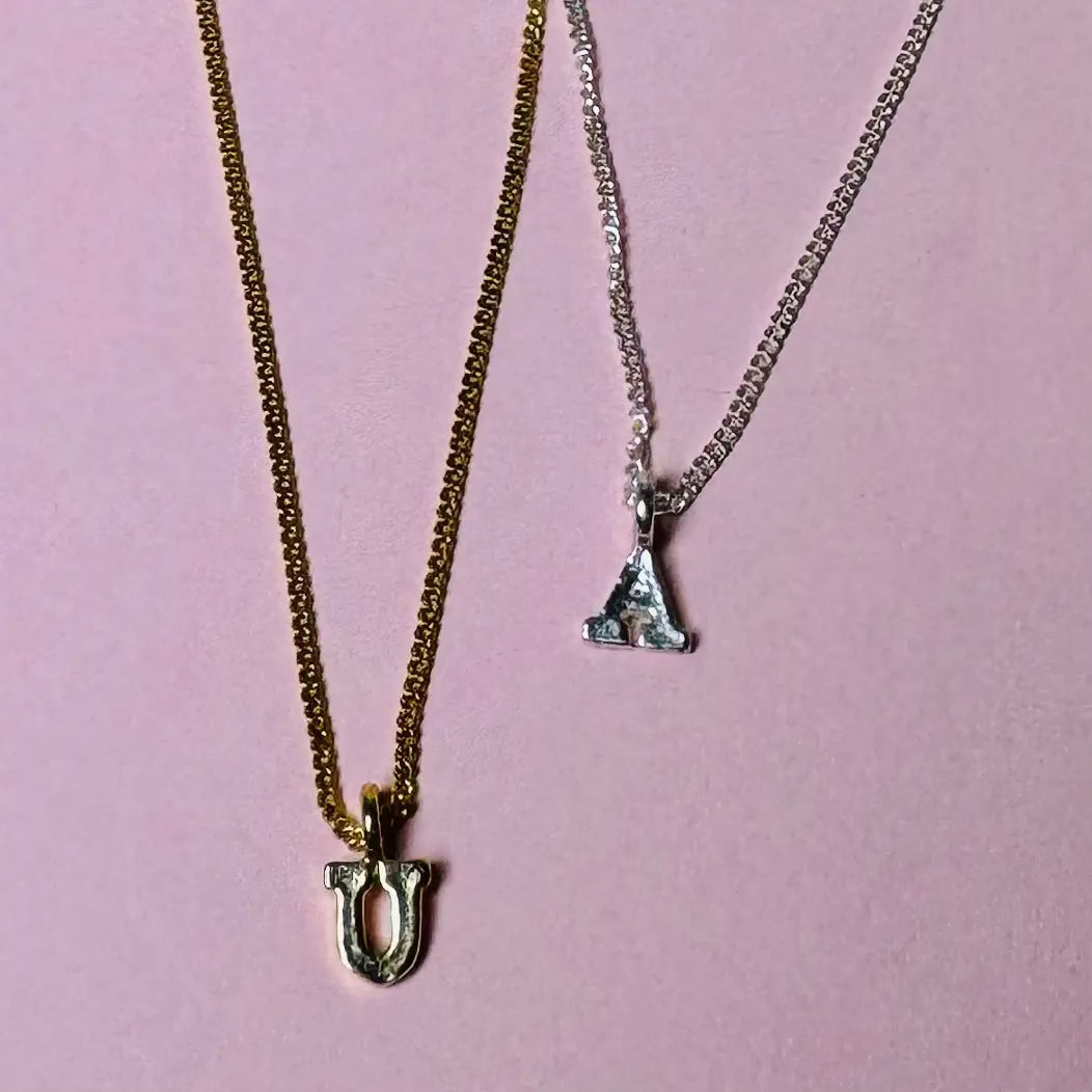 Halsband - Minibokstäver L8Hasselblad