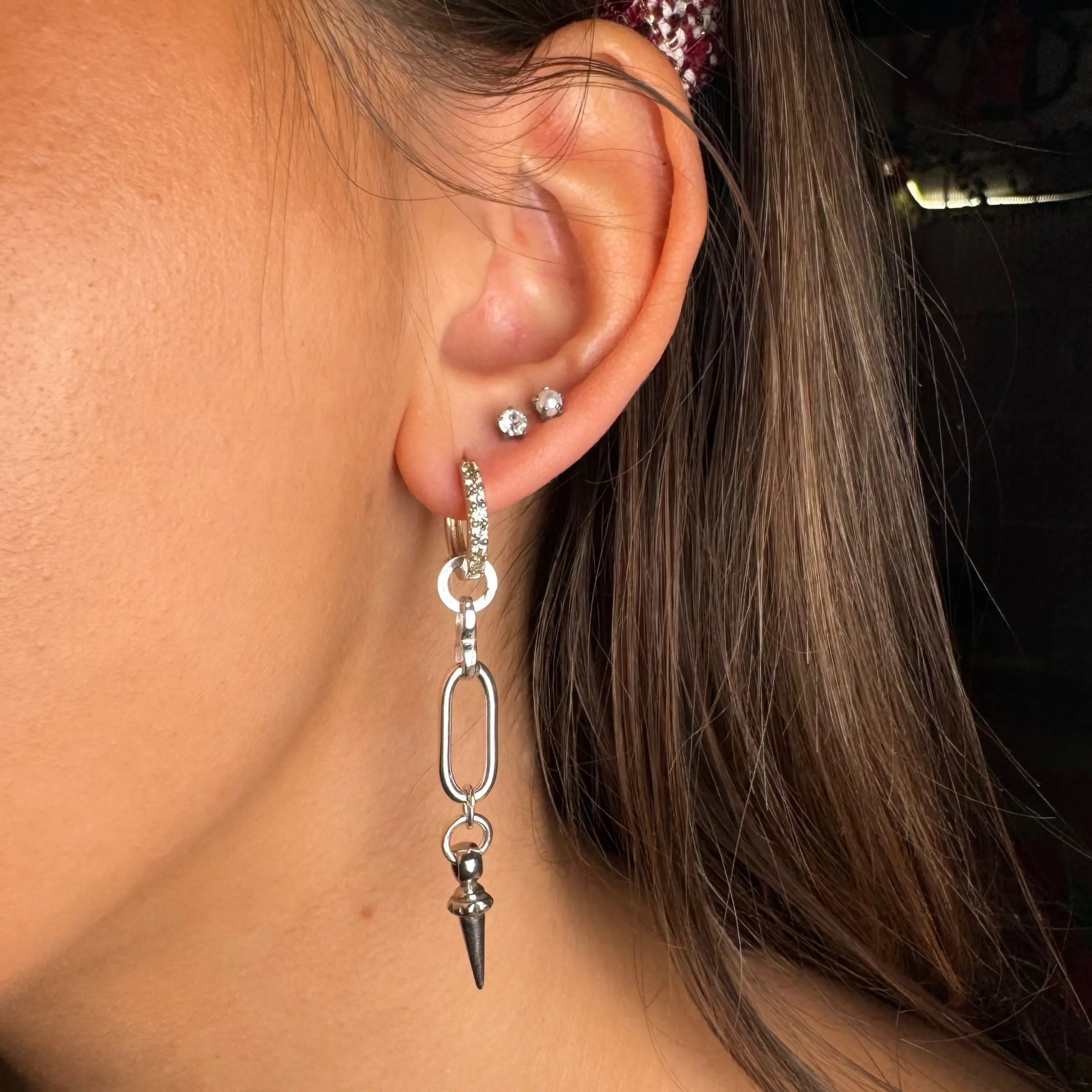 Långa örhängen med nitig nit L8Hasselblad