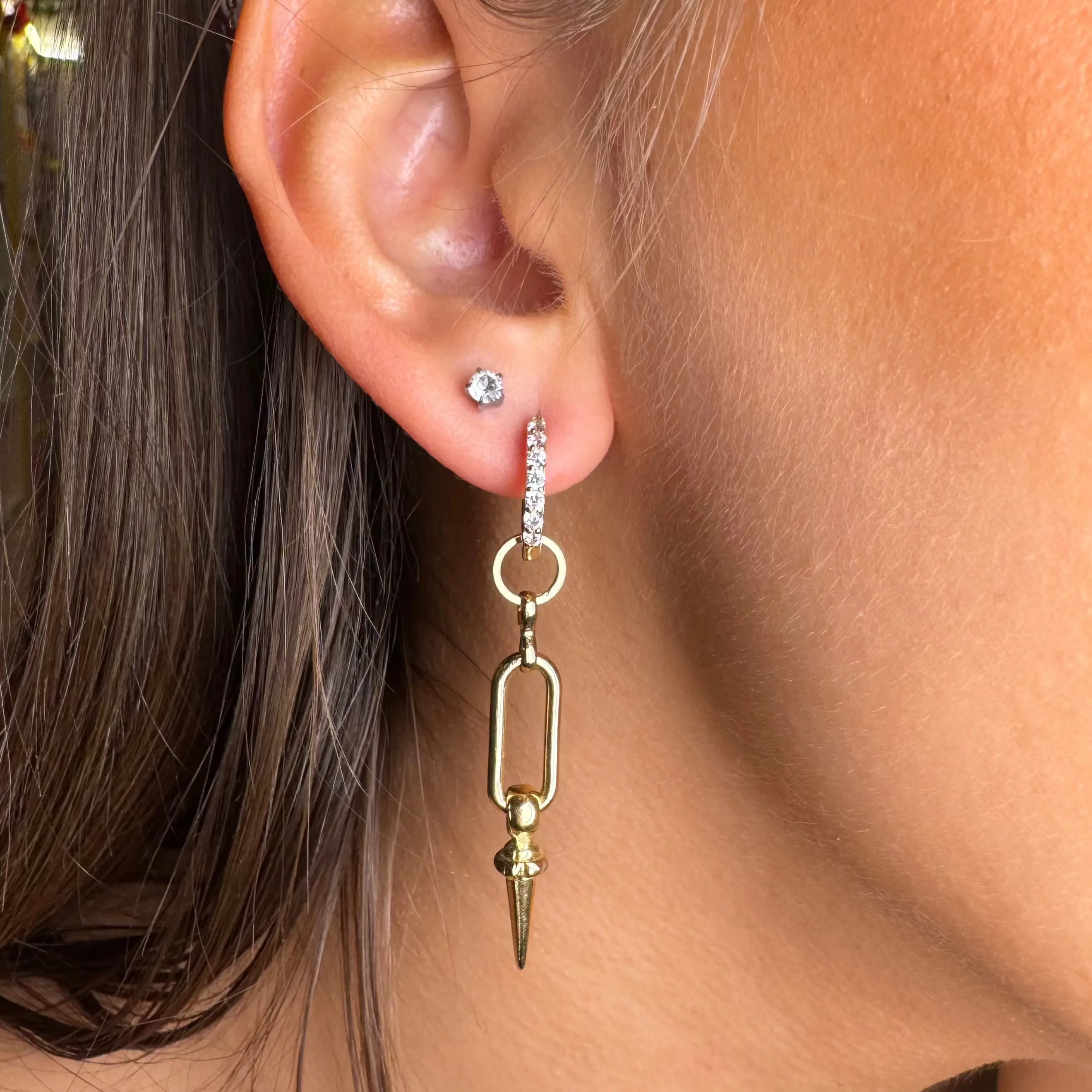 Långa örhängen med nitig nit L8Hasselblad