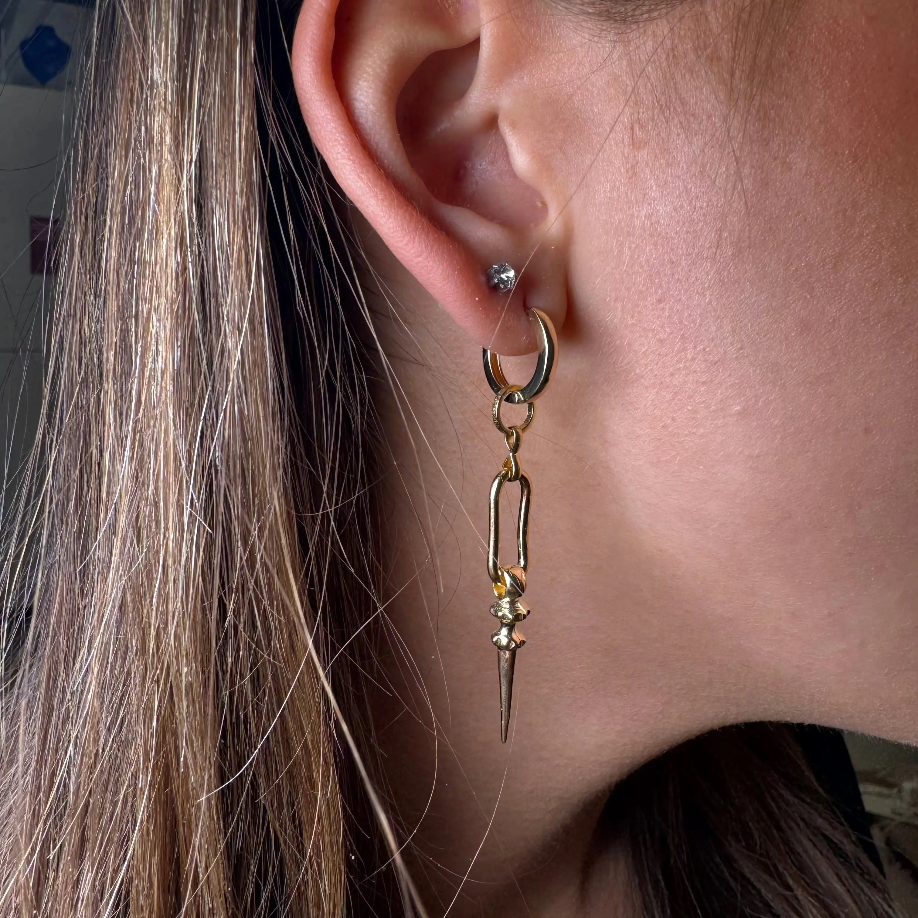 Långa örhängen med nitig nit L8Hasselblad