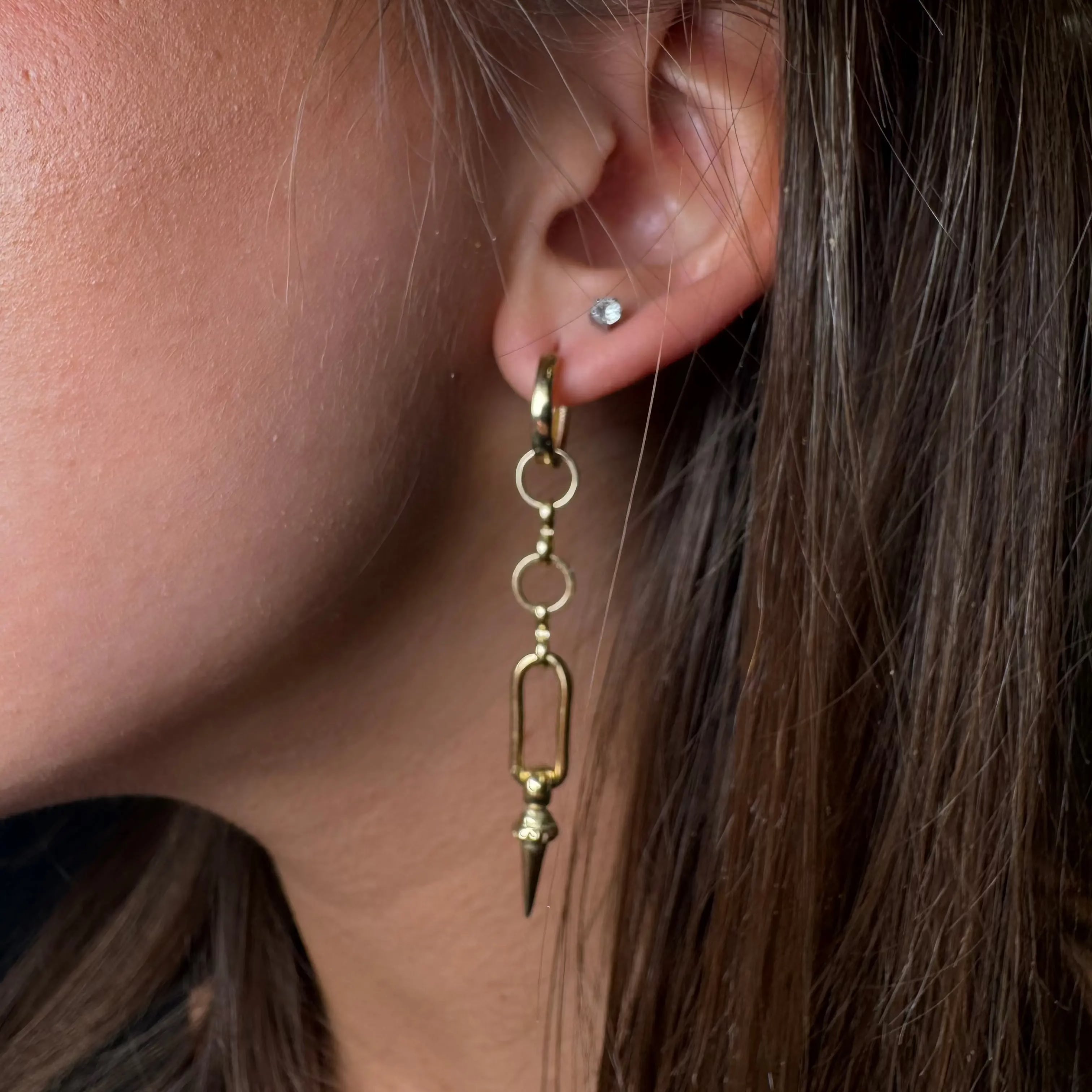 Långa örhängen med nitig nit L8Hasselblad