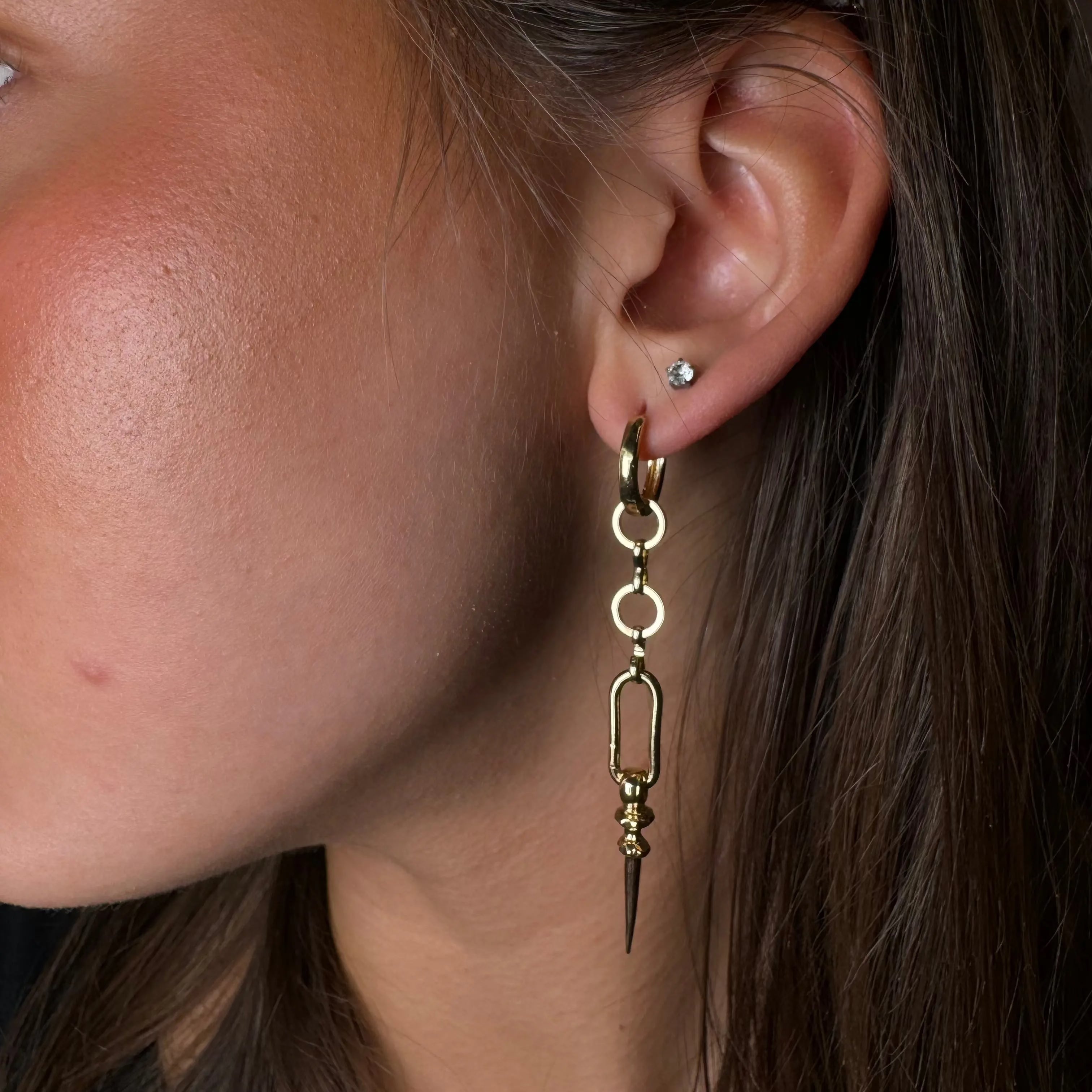 Långa örhängen med nitig nit L8Hasselblad