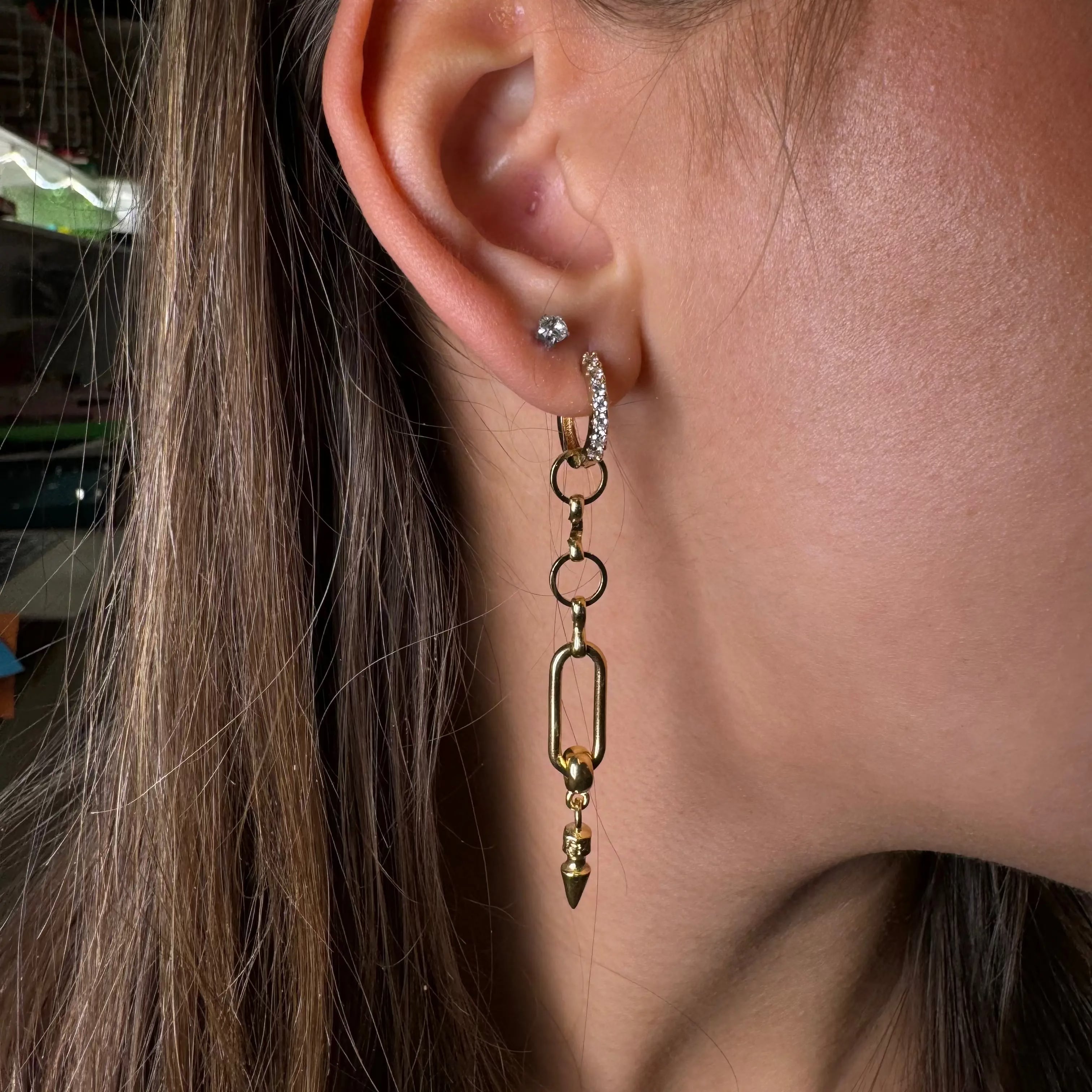 Långa örhängen med nitig nit L8Hasselblad