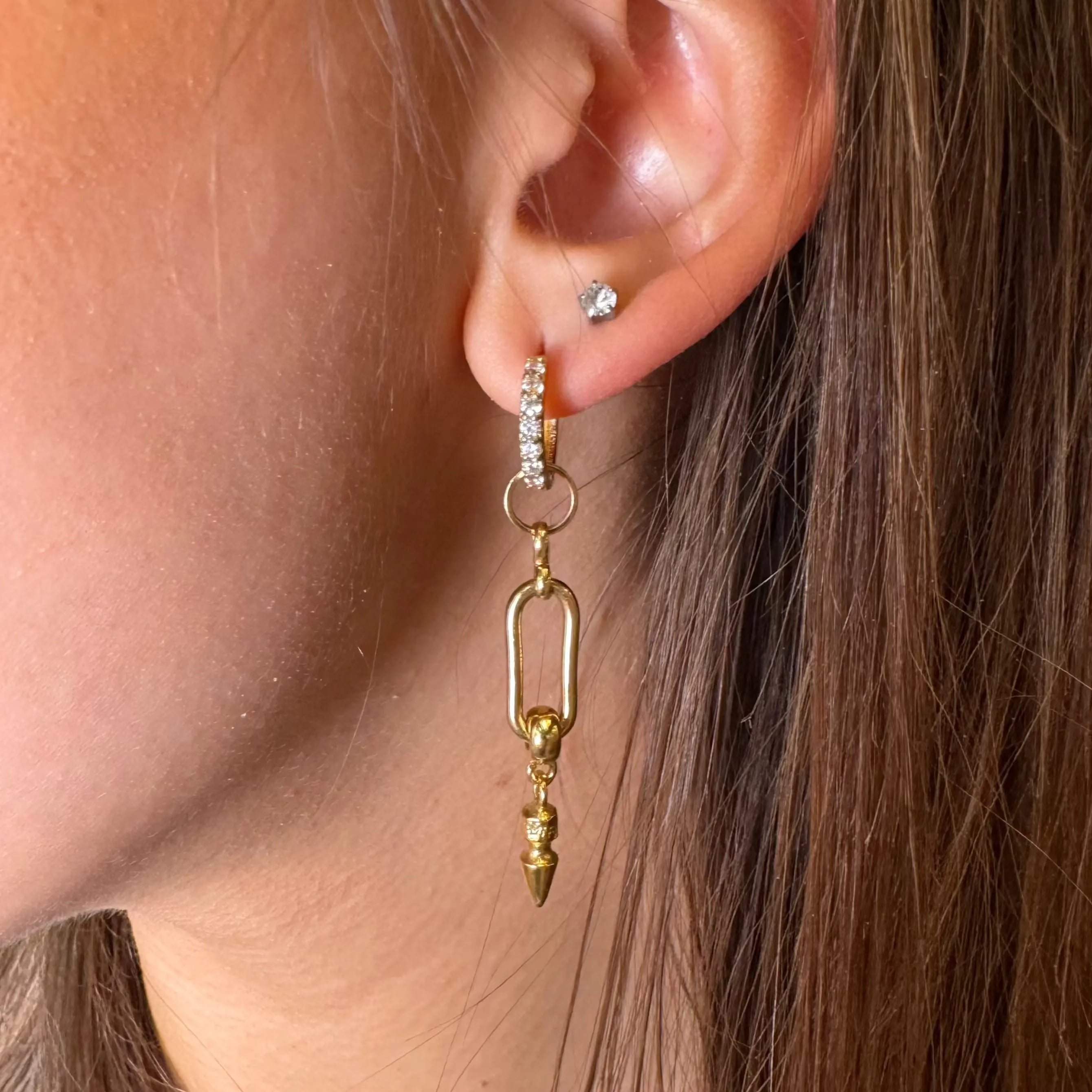 Långa örhängen med nitig nit L8Hasselblad