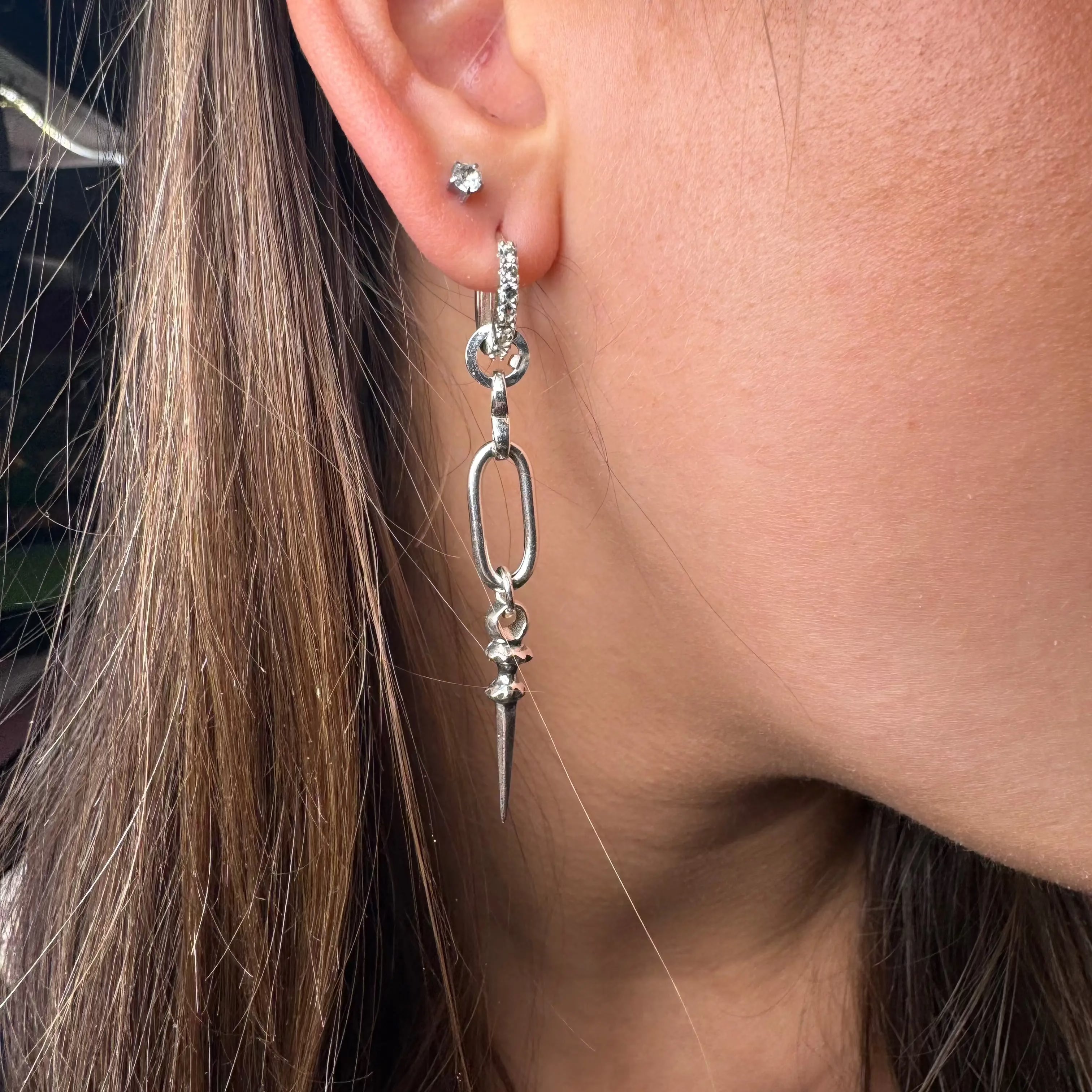 Långa örhängen med nitig nit L8Hasselblad