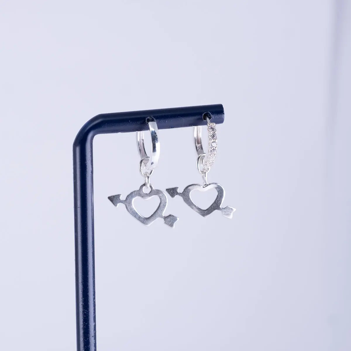 Ihåligt Hjärta med Pil - Örhänge L8Hasselblad