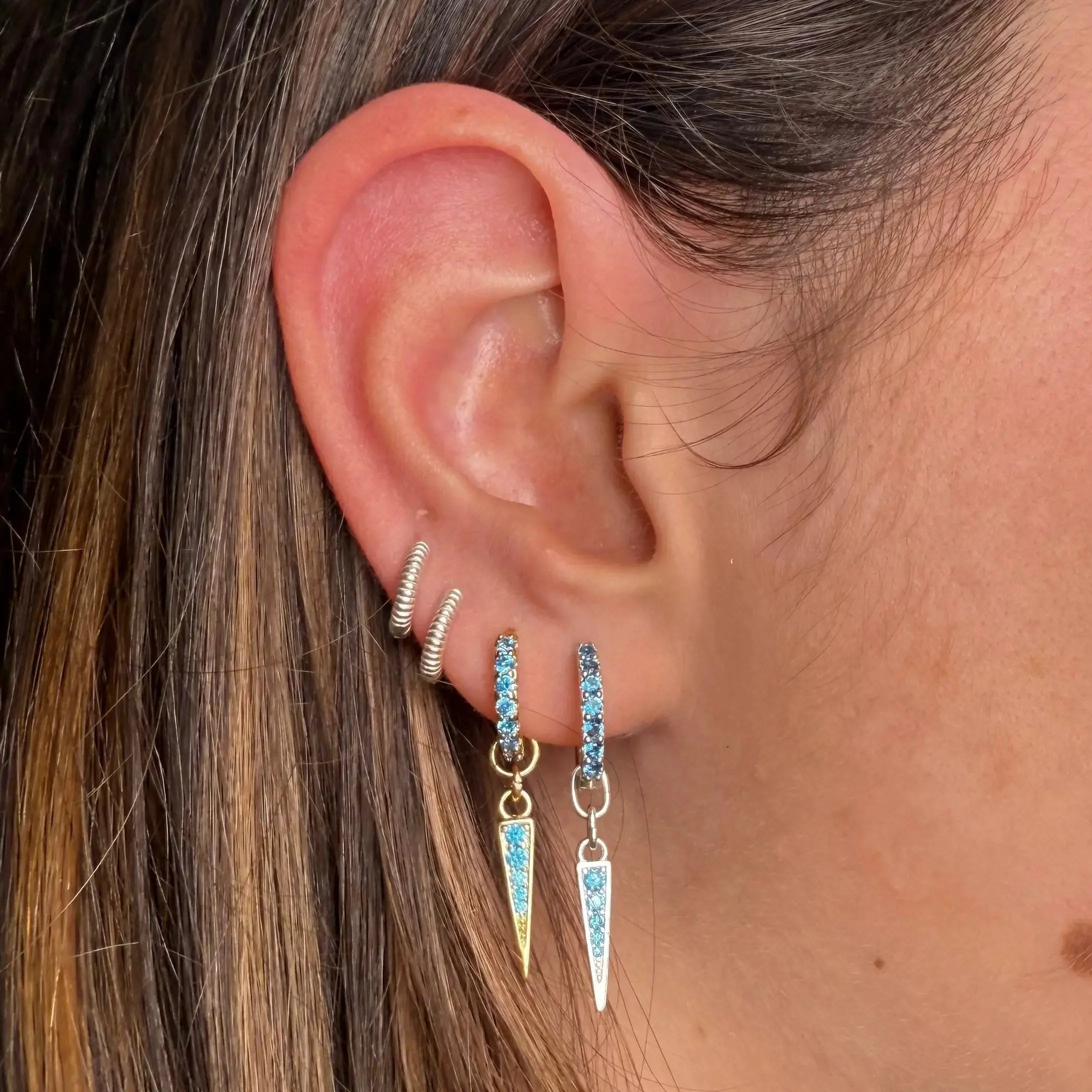 Kort zirkoner & tagg - örhängen guld - L8Hasselblad