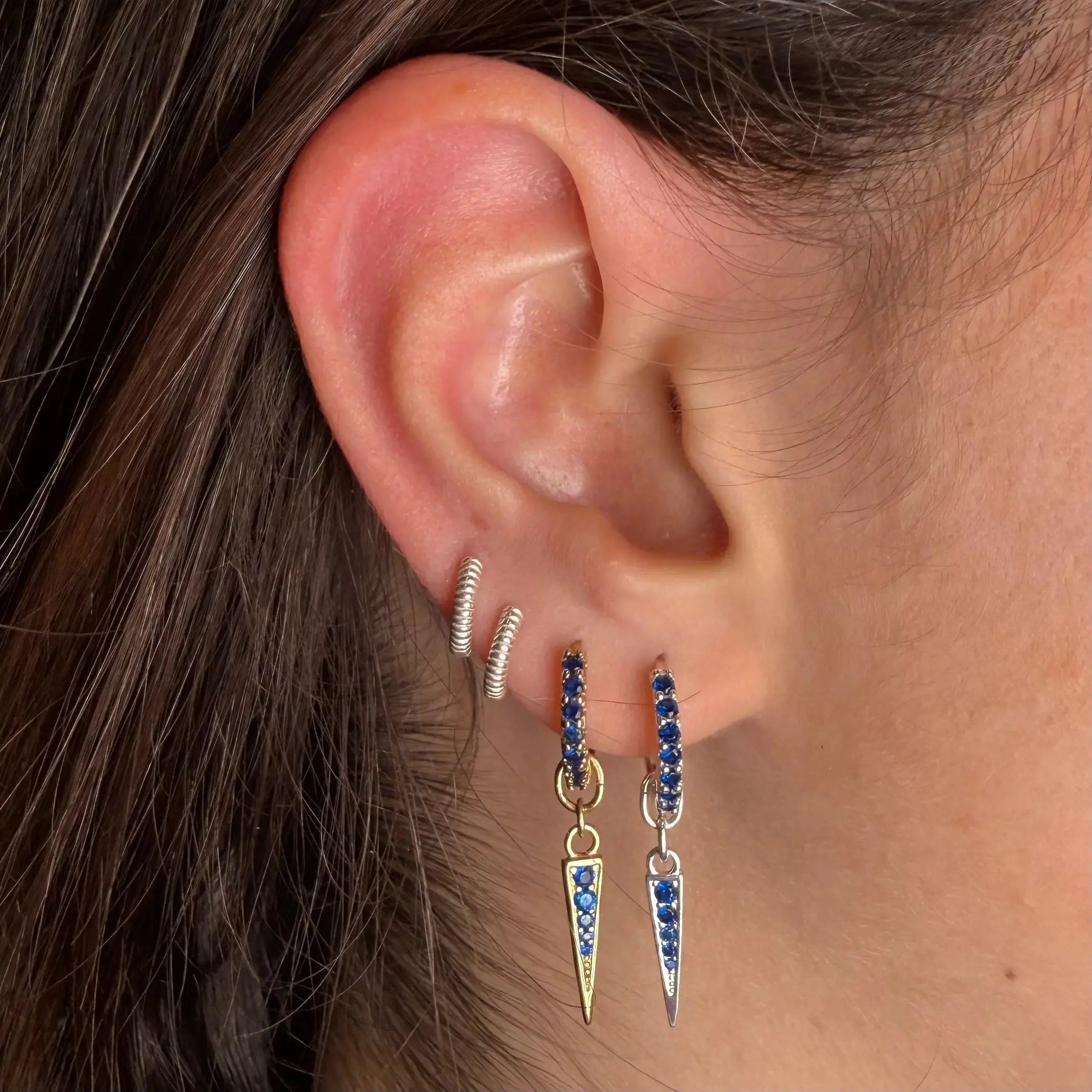 Kort zirkoner & tagg - örhängen guld - L8Hasselblad