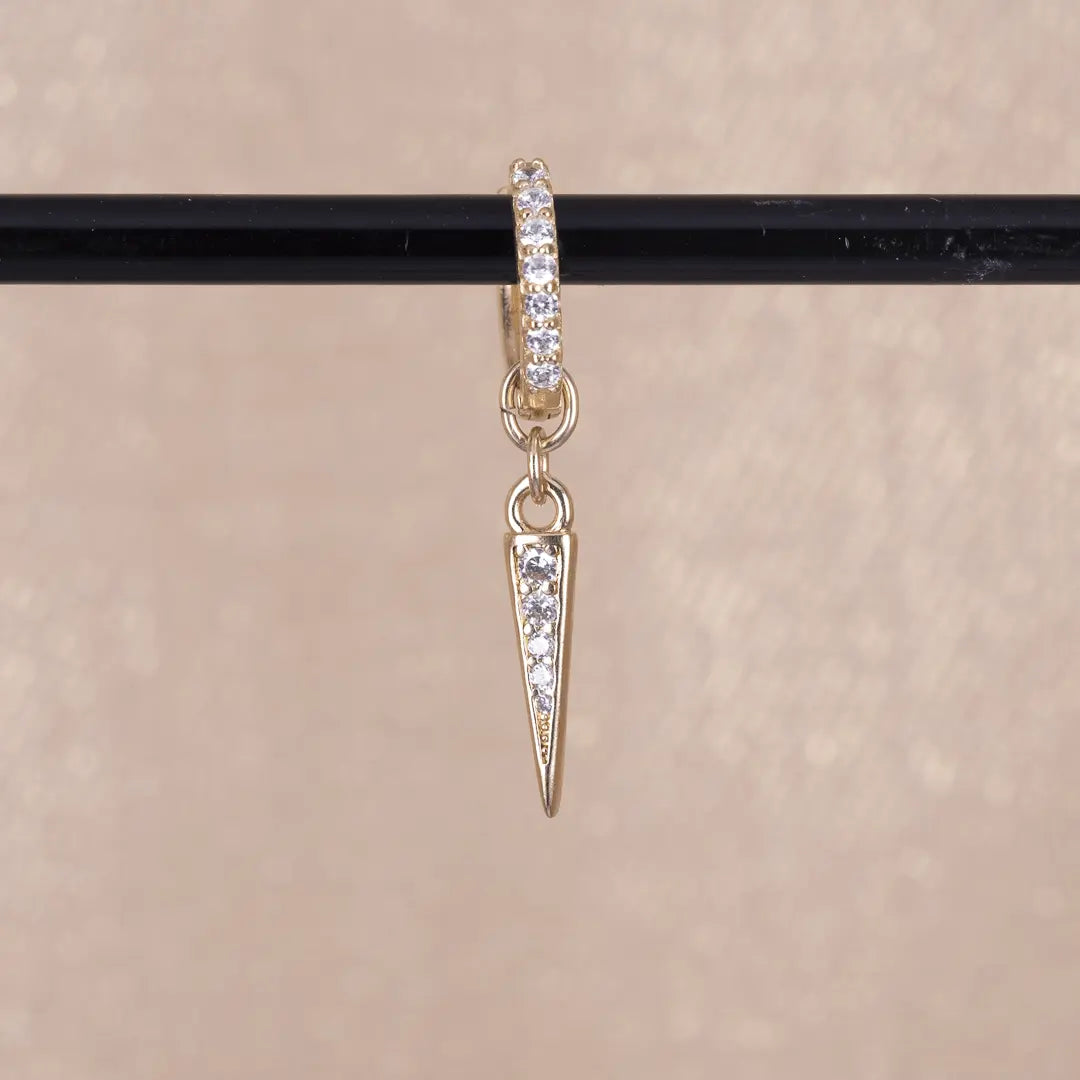 Kort zirkoner & tagg - örhängen guld - L8Hasselblad