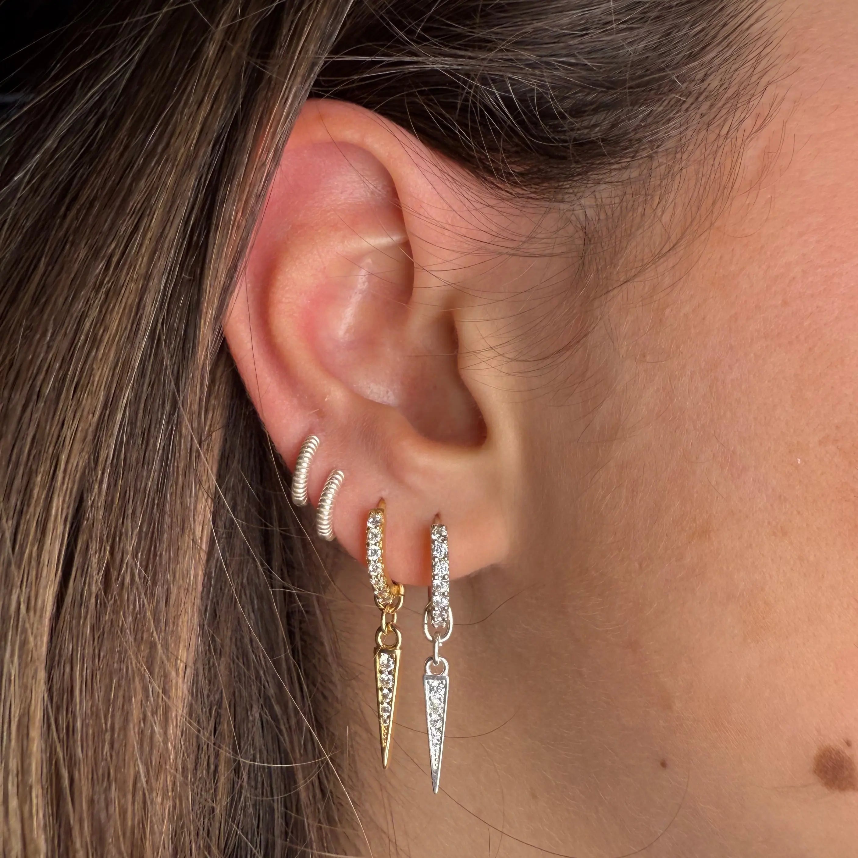 Kort zirkoner & tagg - örhängen guld - L8Hasselblad