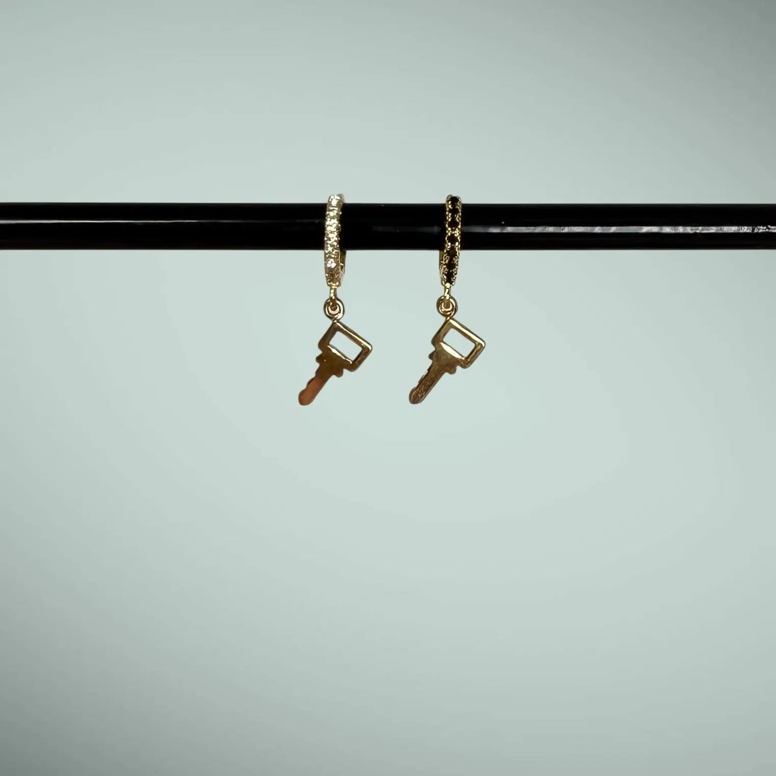 Mini nyckel - guldörhängen - L8Hasselblad