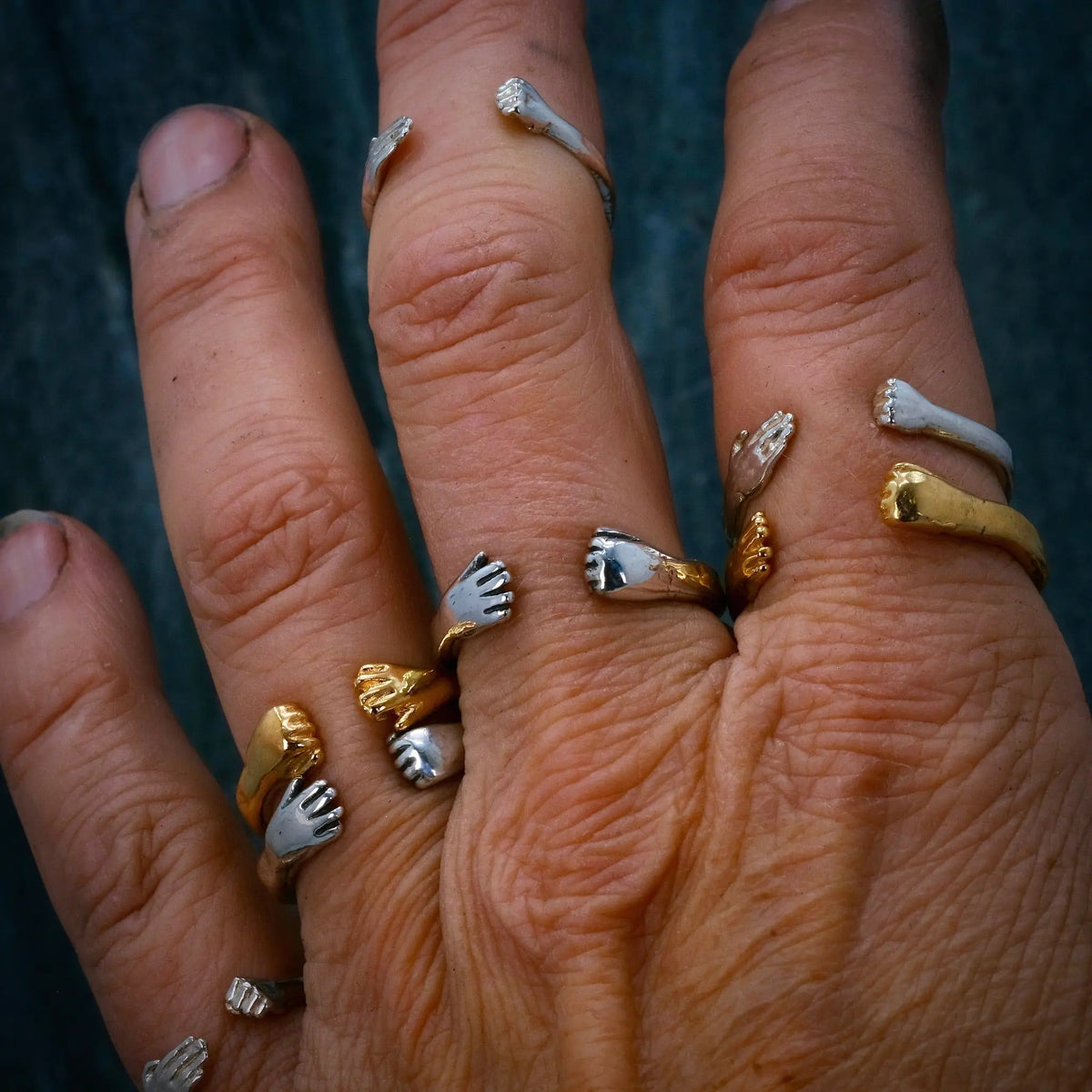 Öppen & Knuten Hand - Ring L8Hasselblad