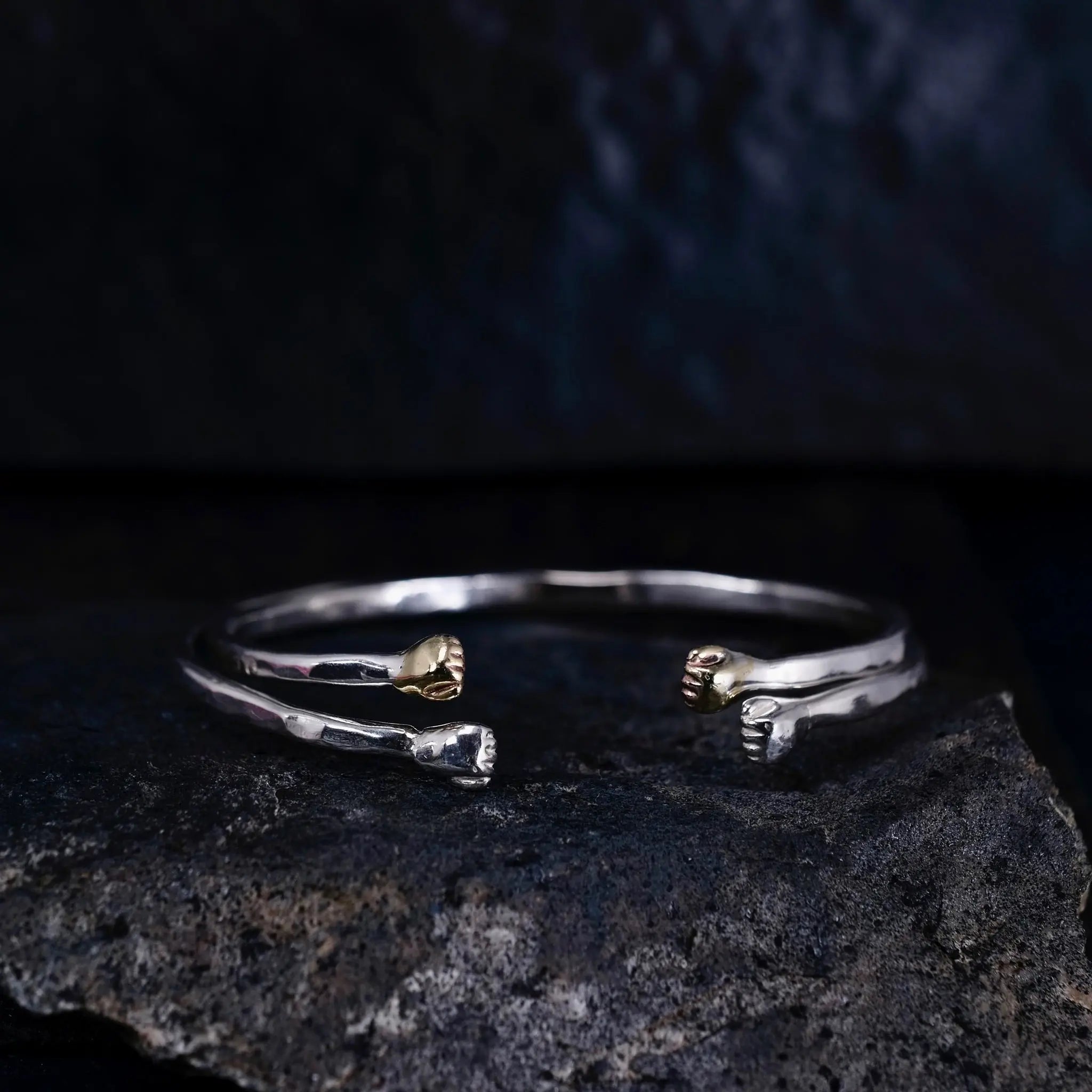Öppen & knuten hand - Armband L8Hasselblad