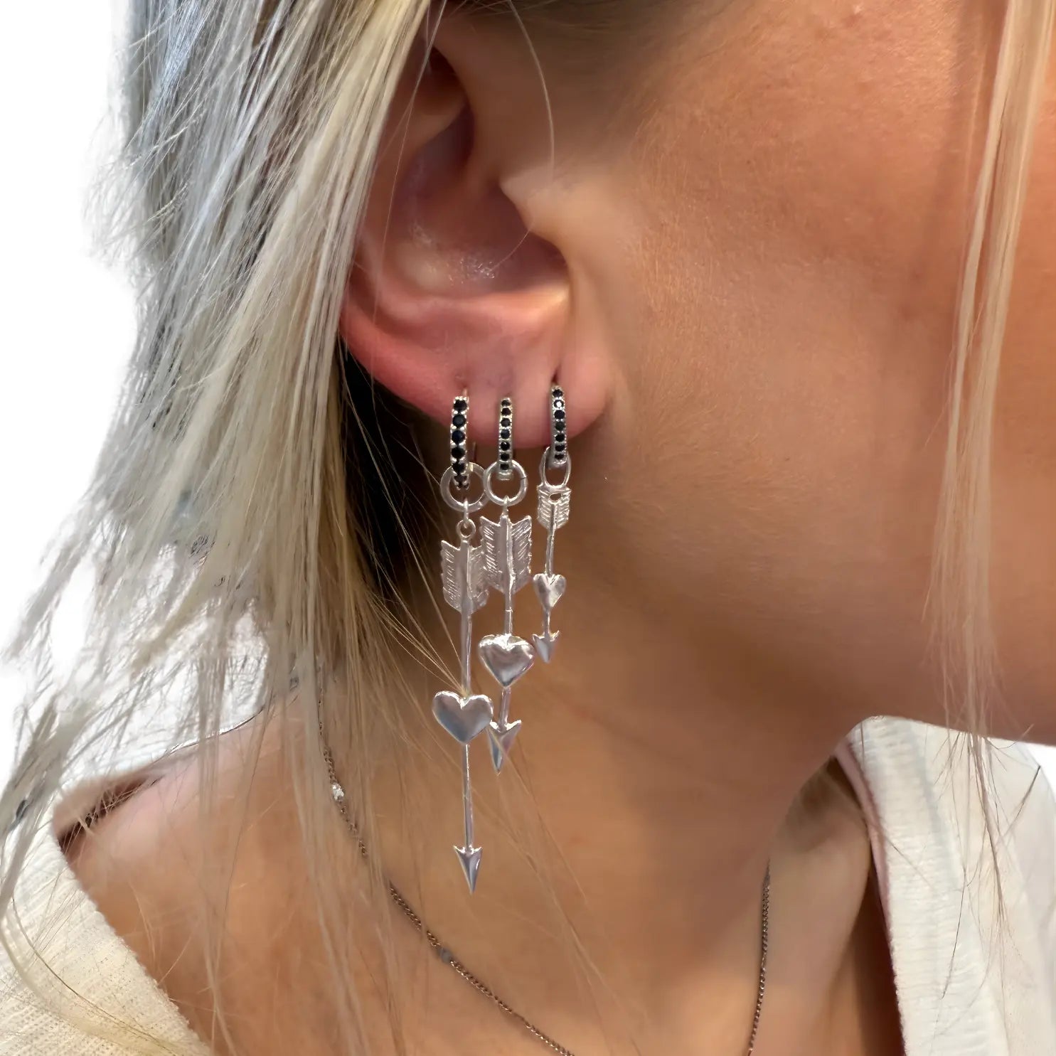 Örhänge Hjärtpil Med Svarta Zirkoner L8Hasselblad