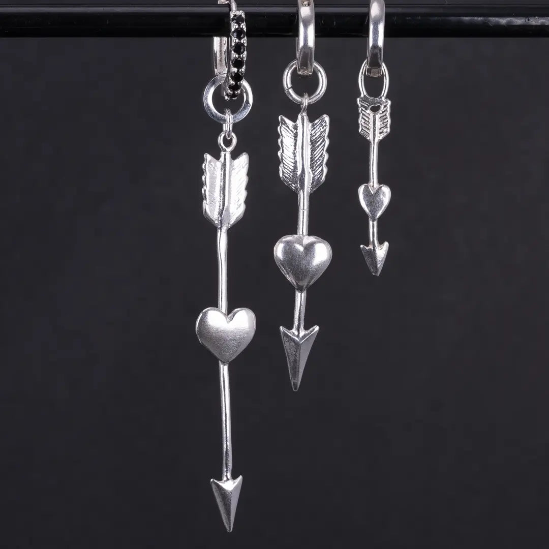 Örhänge Hjärtpil Med Svarta Zirkoner L8Hasselblad